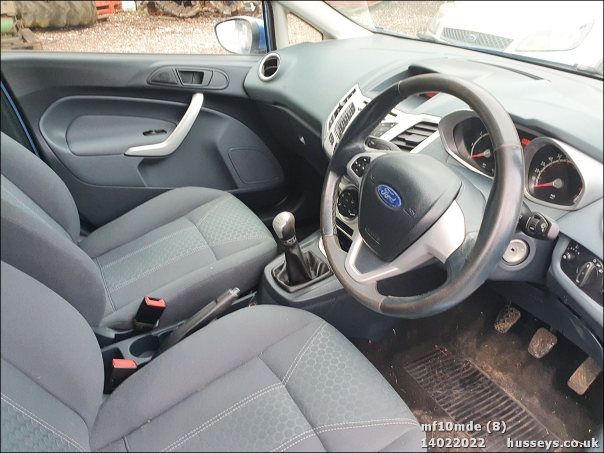 10/10 FORD FIESTA ZETEC - 1242cc 5dr Hatchback (Blue) - Image 9 of 33