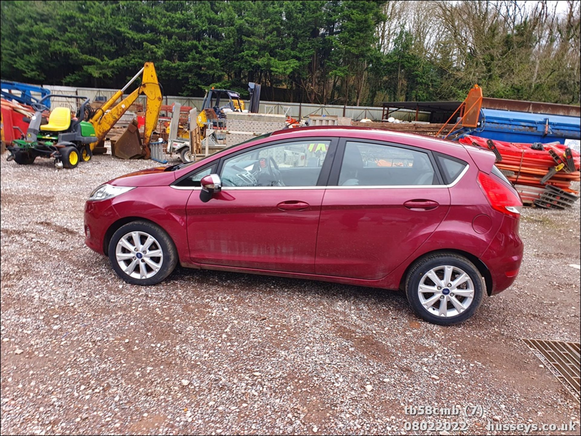 08/58 FORD FIESTA ZETEC 96 - 1388cc 5dr Hatchback (Red, 101k) - Image 8 of 26