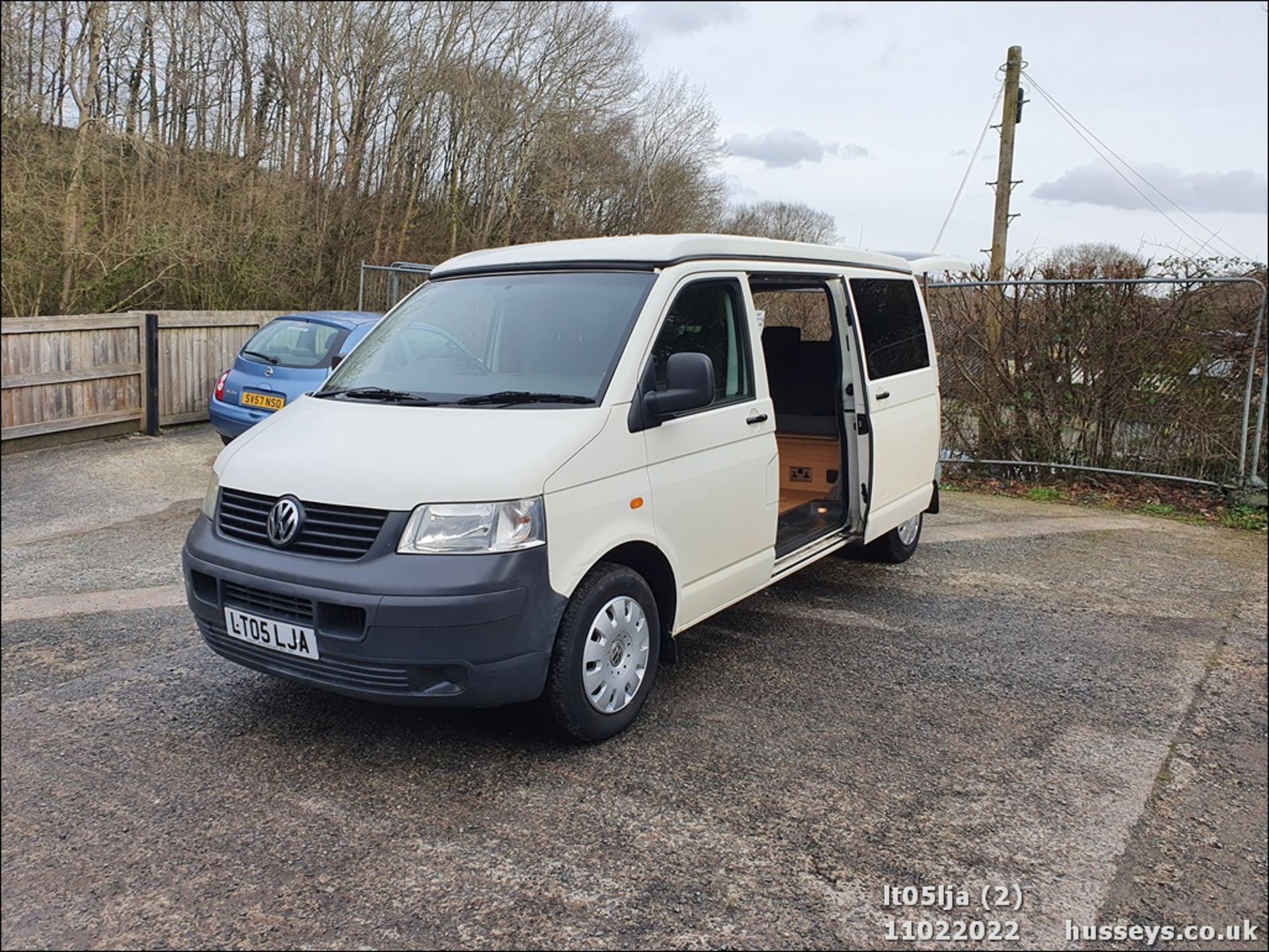 05/05 VOLKSWAGEN TRANSPORTER T30 130 TDI LWB - 2460cc 4dr Van (White, 132k) - Image 3 of 37