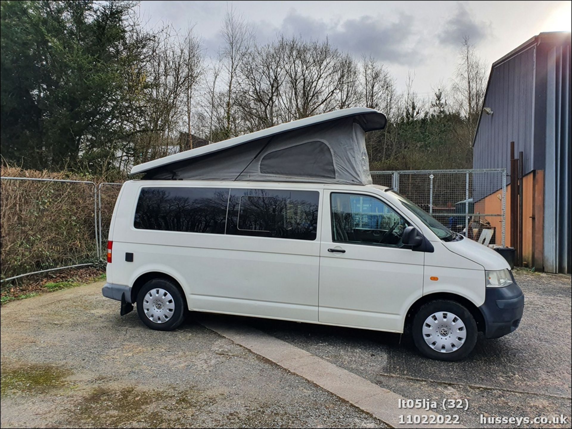 05/05 VOLKSWAGEN TRANSPORTER T30 130 TDI LWB - 2460cc 4dr Van (White, 132k) - Image 32 of 37