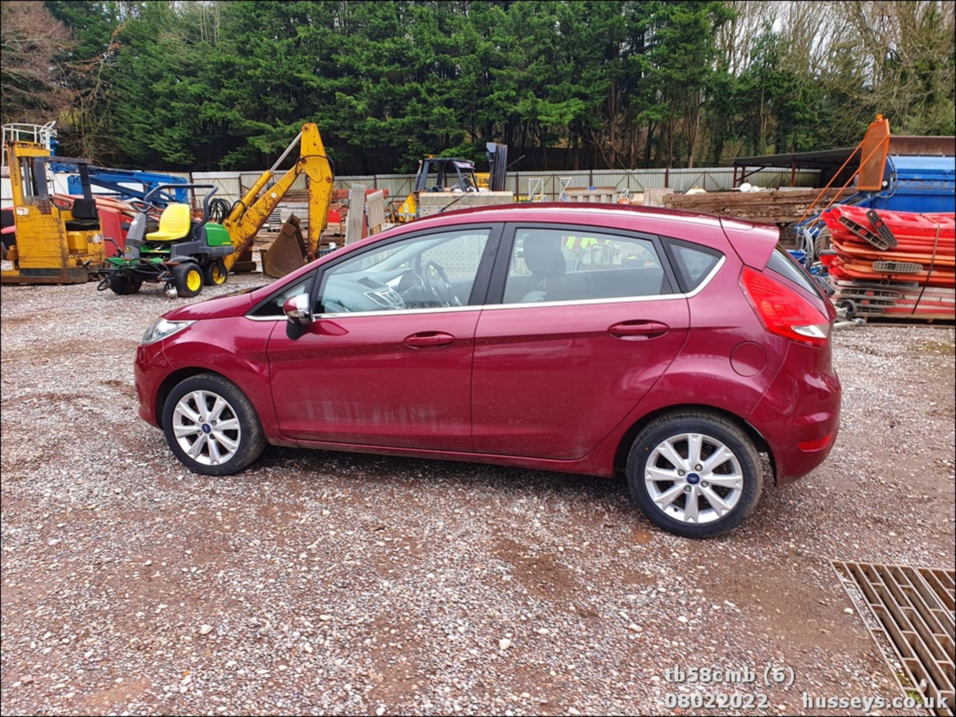 08/58 FORD FIESTA ZETEC 96 - 1388cc 5dr Hatchback (Red, 101k) - Image 7 of 26