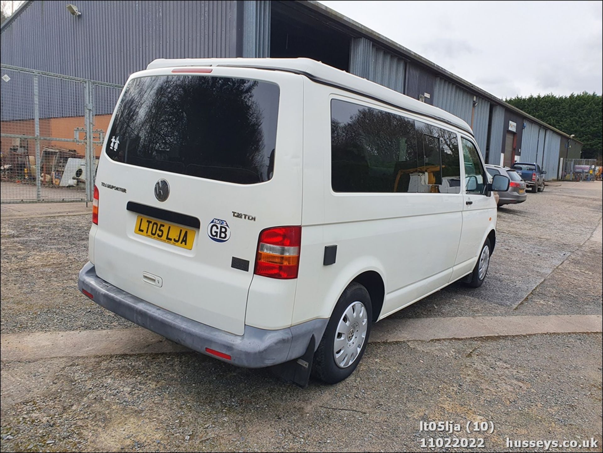 05/05 VOLKSWAGEN TRANSPORTER T30 130 TDI LWB - 2460cc 4dr Van (White, 132k) - Image 11 of 37