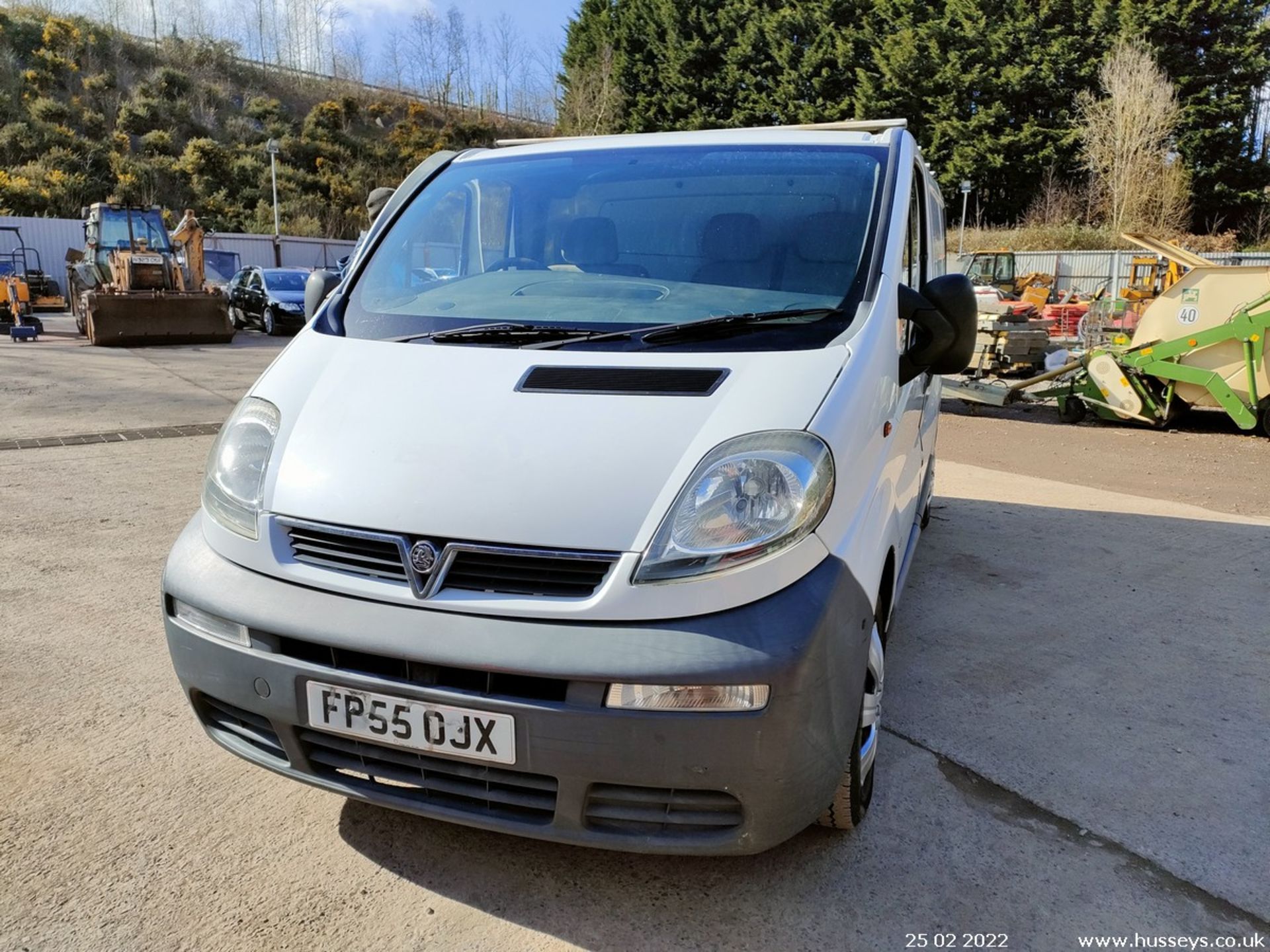 05/55 VAUXHALL VIVARO 2900 DI SWB - 1870cc 6dr Van (White) - Image 4 of 21