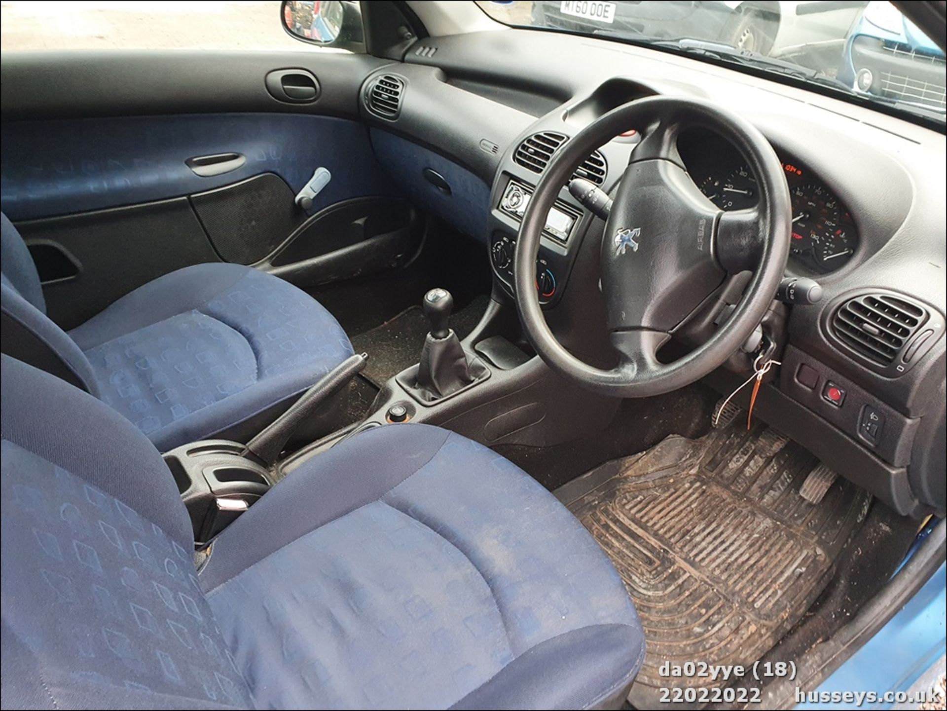 02/02 PEUGEOT 206 STYLE HDI - 1398cc 3dr Hatchback (Blue, 103k) - Image 18 of 38