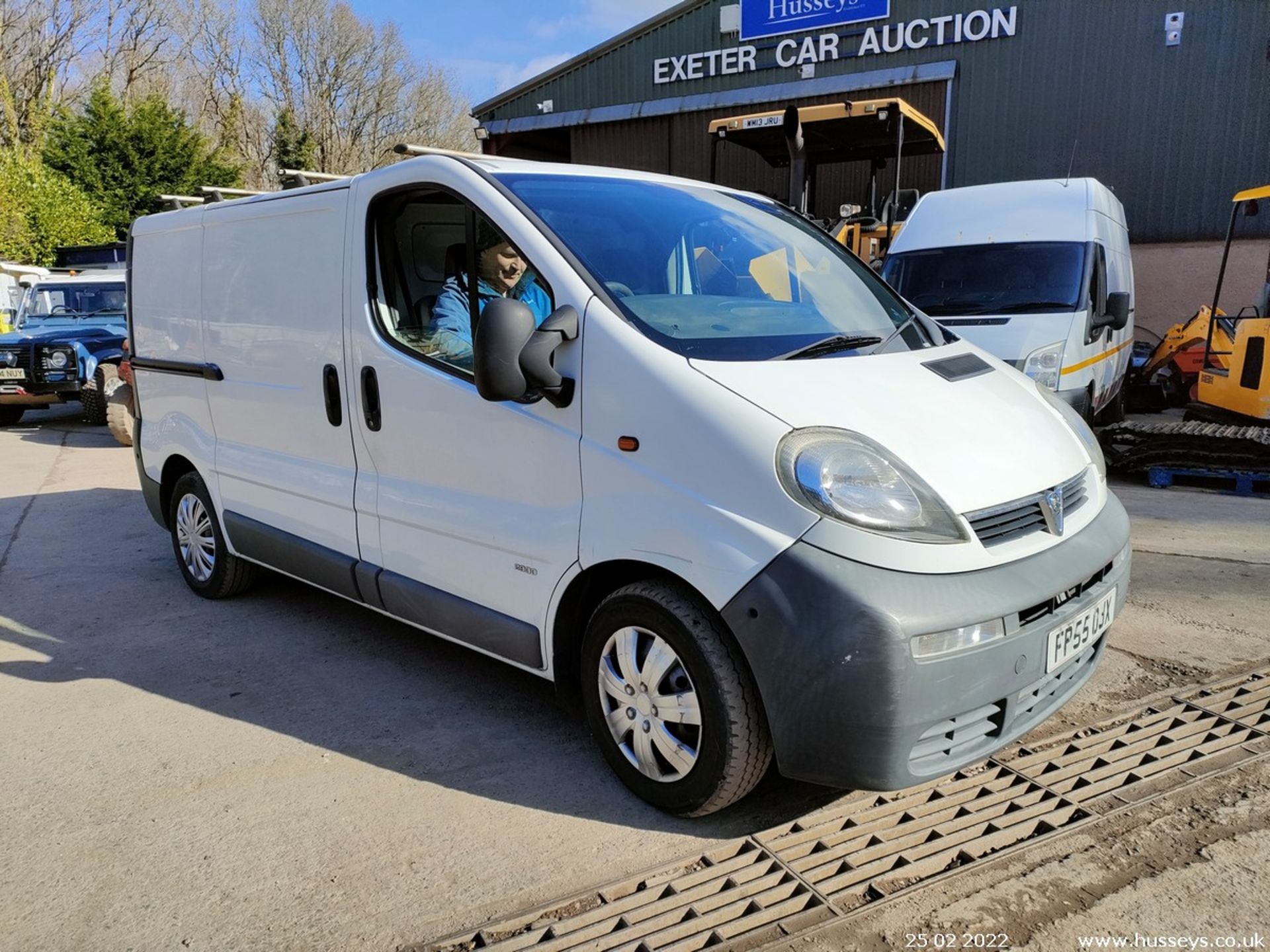 05/55 VAUXHALL VIVARO 2900 DI SWB - 1870cc 6dr Van (White) - Image 17 of 21