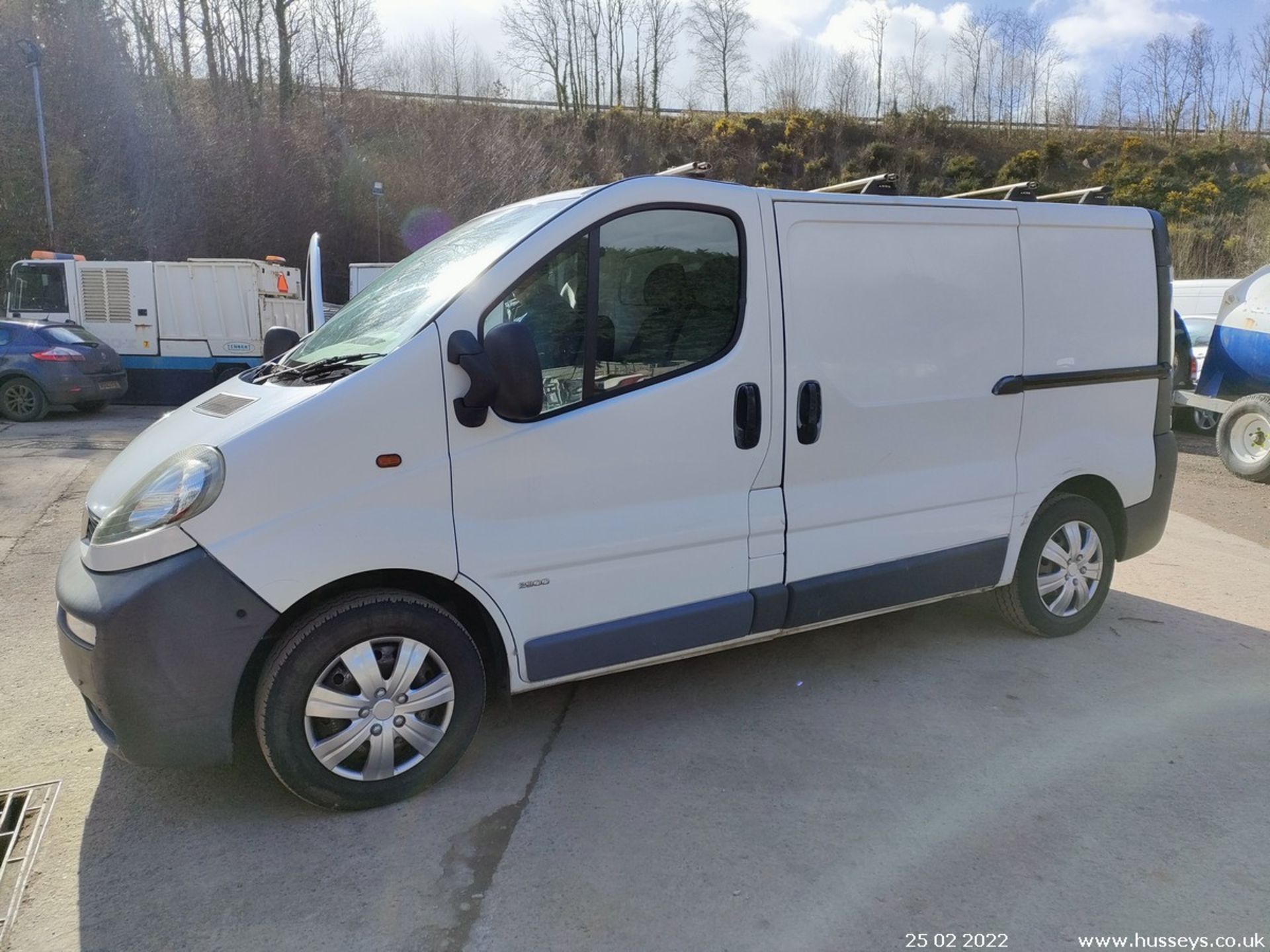 05/55 VAUXHALL VIVARO 2900 DI SWB - 1870cc 6dr Van (White) - Image 6 of 21