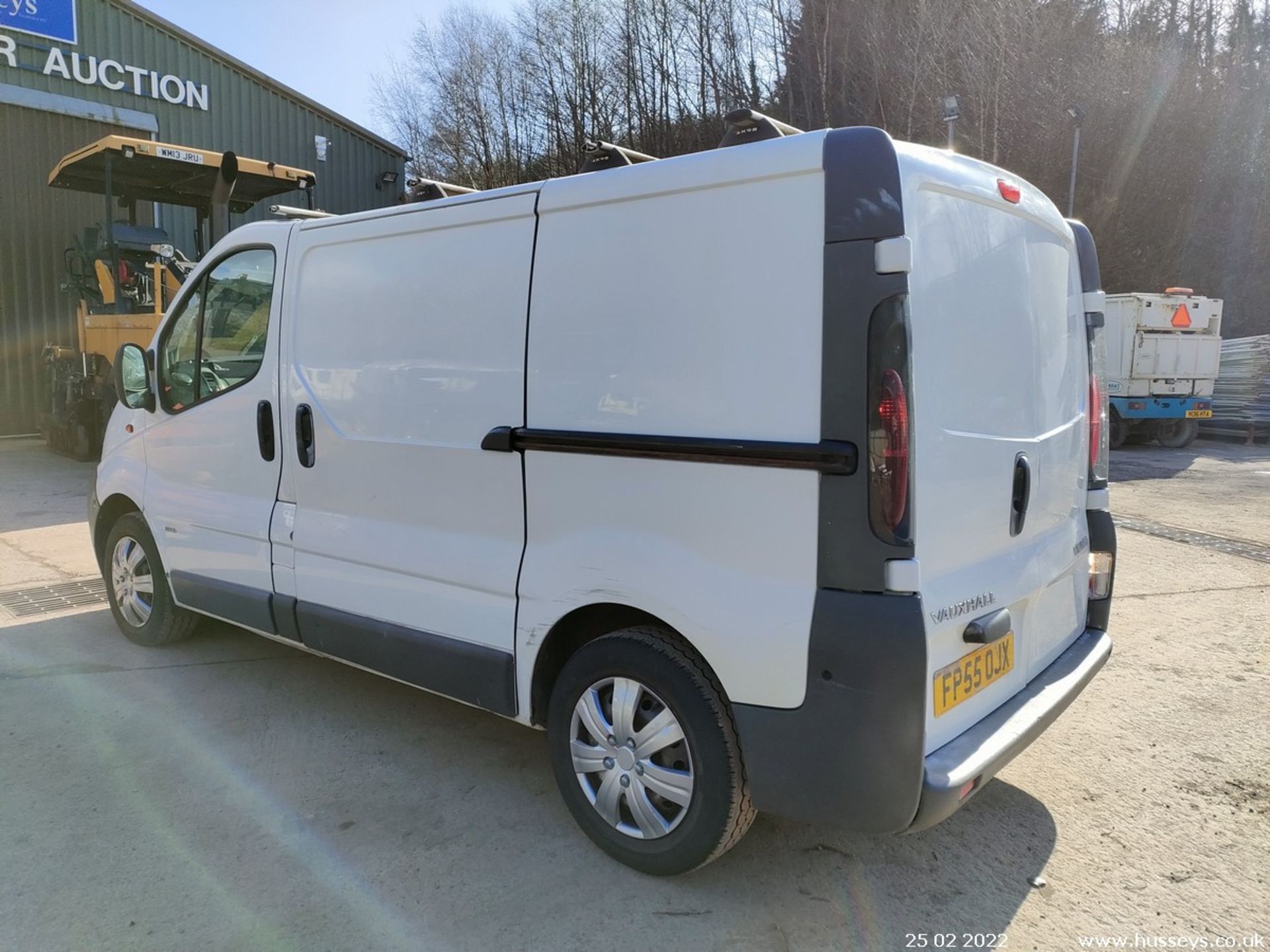 05/55 VAUXHALL VIVARO 2900 DI SWB - 1870cc 6dr Van (White) - Image 8 of 21