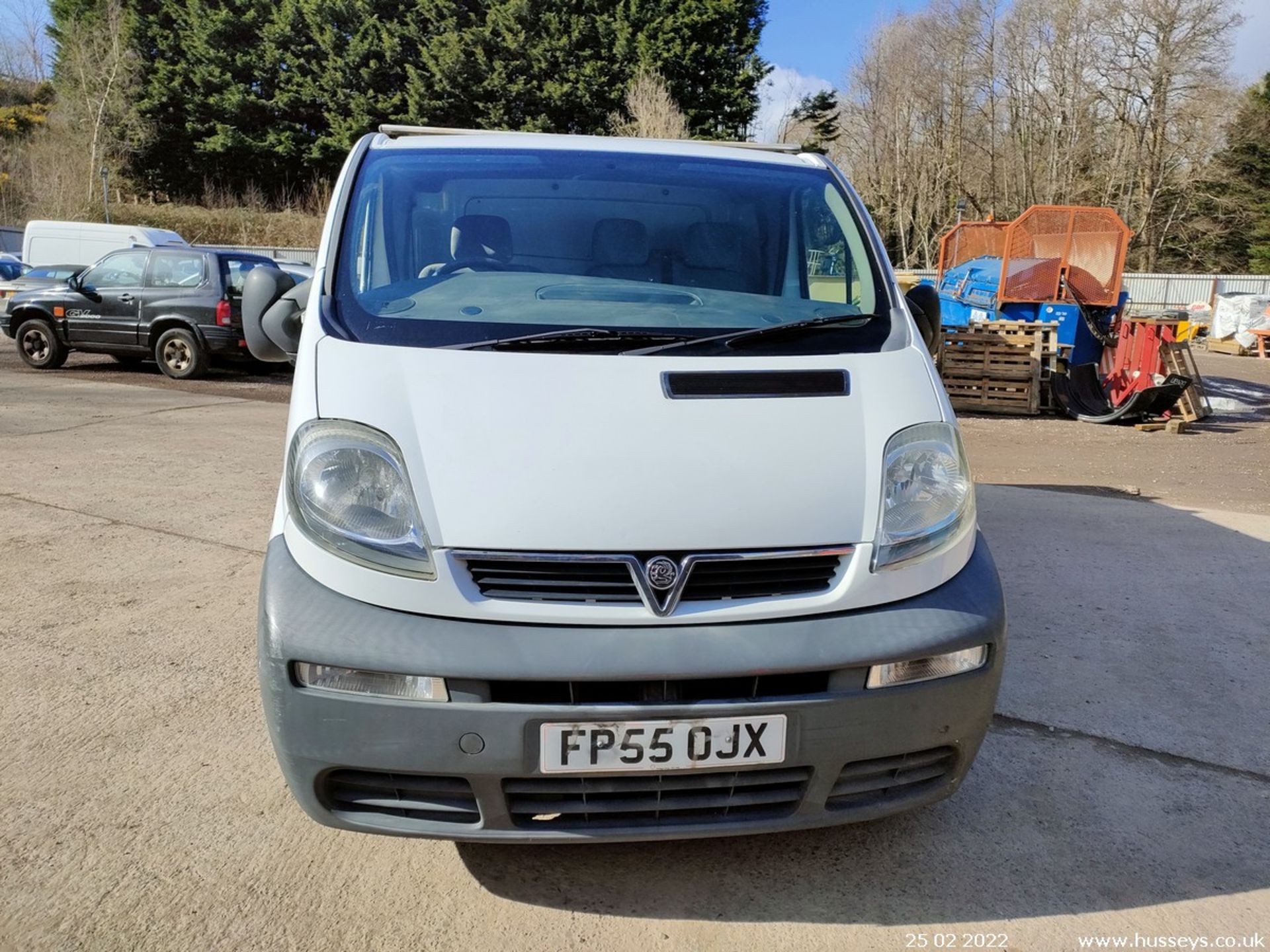 05/55 VAUXHALL VIVARO 2900 DI SWB - 1870cc 6dr Van (White) - Image 3 of 21