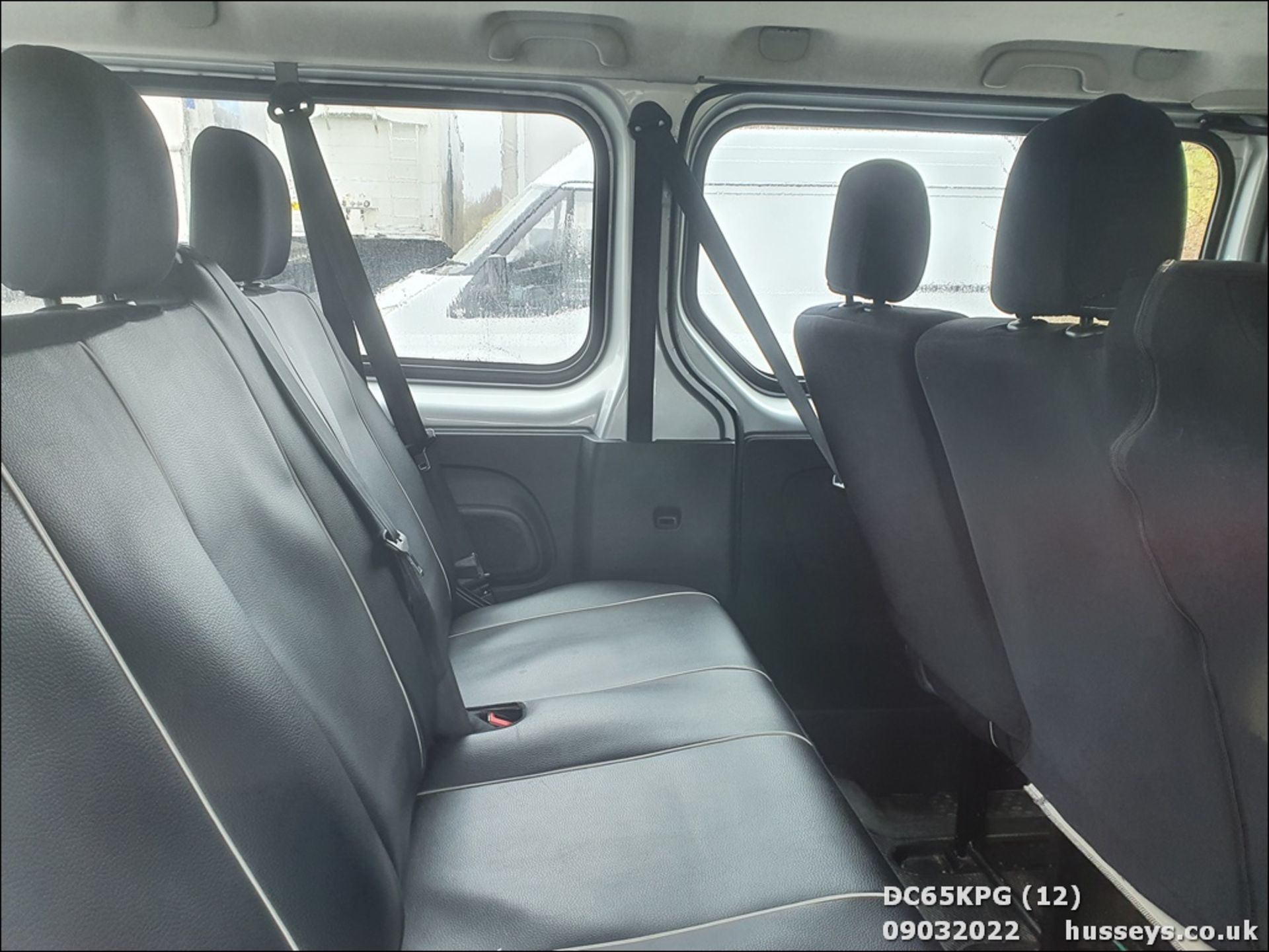 15/65 VAUXHALL VIVARO COMBI CDTI S/S - 1598cc 5dr MPV (Silver) - Image 13 of 26