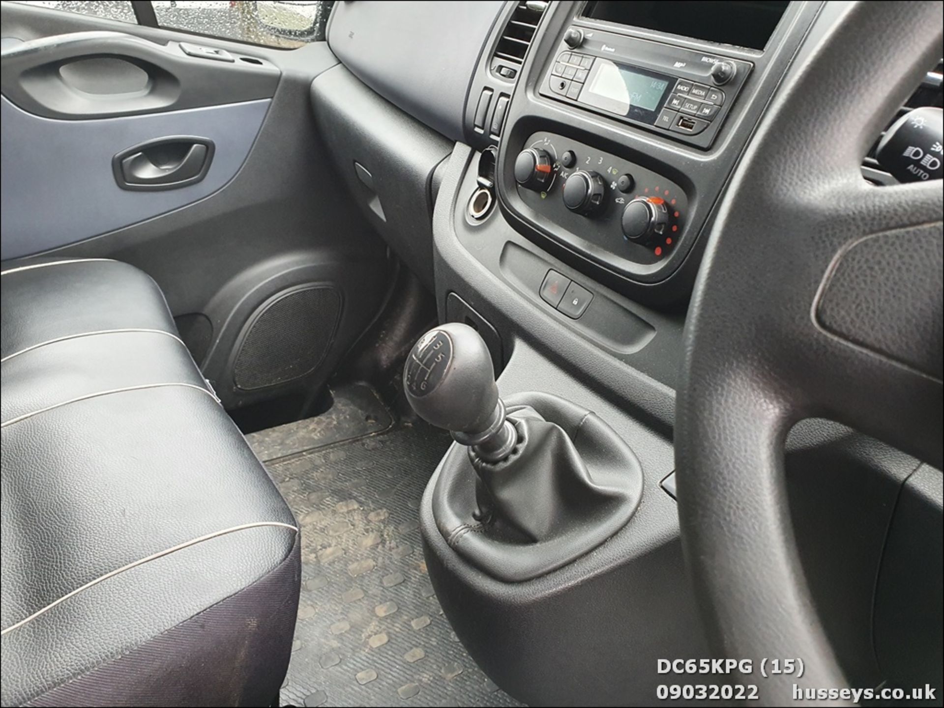 15/65 VAUXHALL VIVARO COMBI CDTI S/S - 1598cc 5dr MPV (Silver) - Image 16 of 26