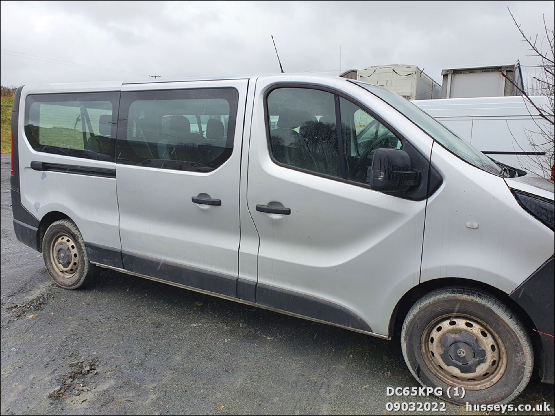 15/65 VAUXHALL VIVARO COMBI CDTI S/S - 1598cc 5dr MPV (Silver) - Image 10 of 26