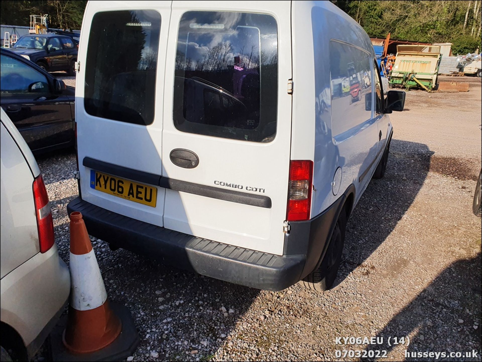 06/06 VAUXHALL COMBO 1700 CDTI 16V - 1686cc Van (White, 128k) - Image 14 of 23