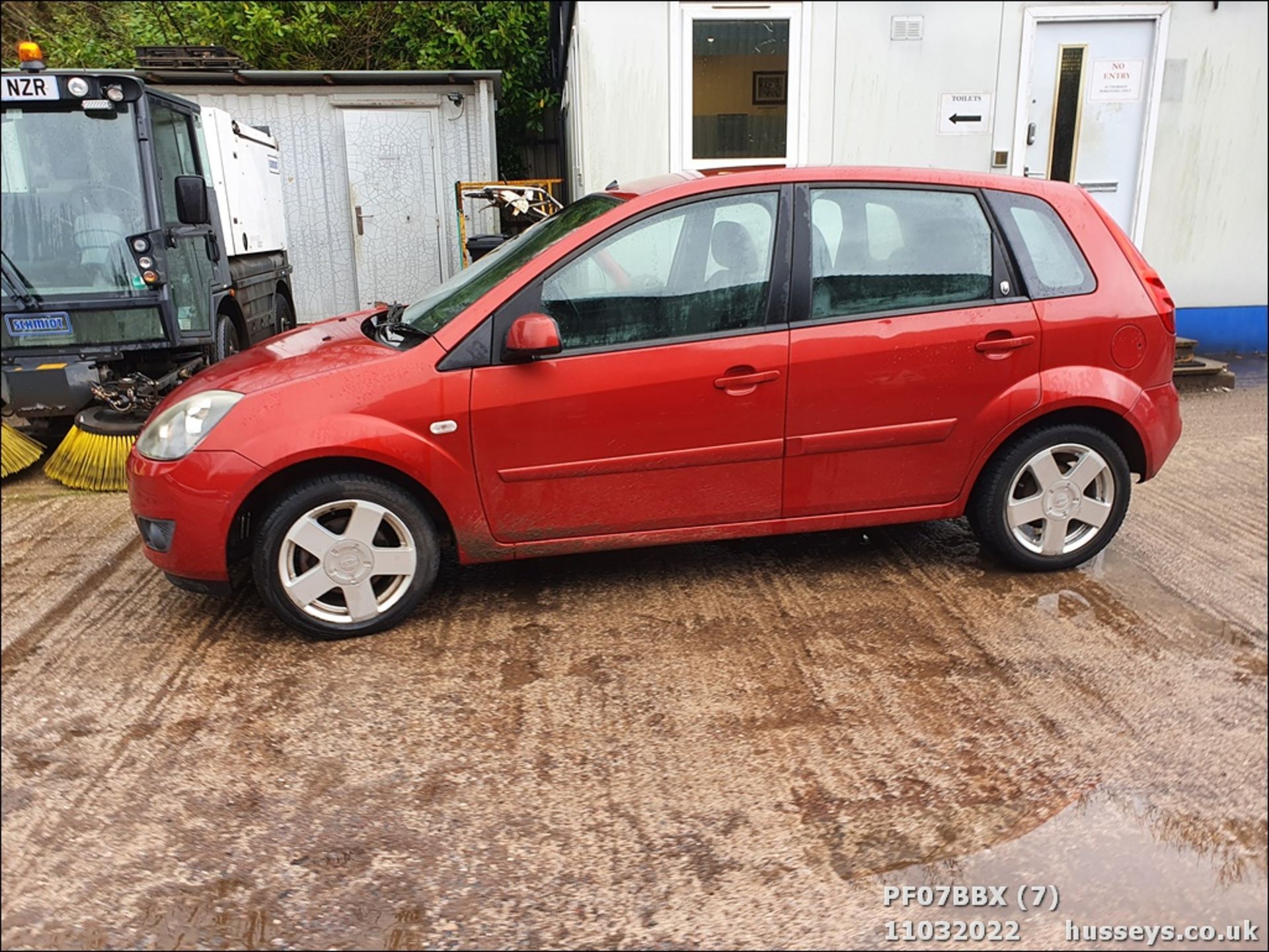 07/07 FORD FIESTA GHIA TDCI - 1399cc 5dr Hatchback (Red, 112k) - Image 7 of 37