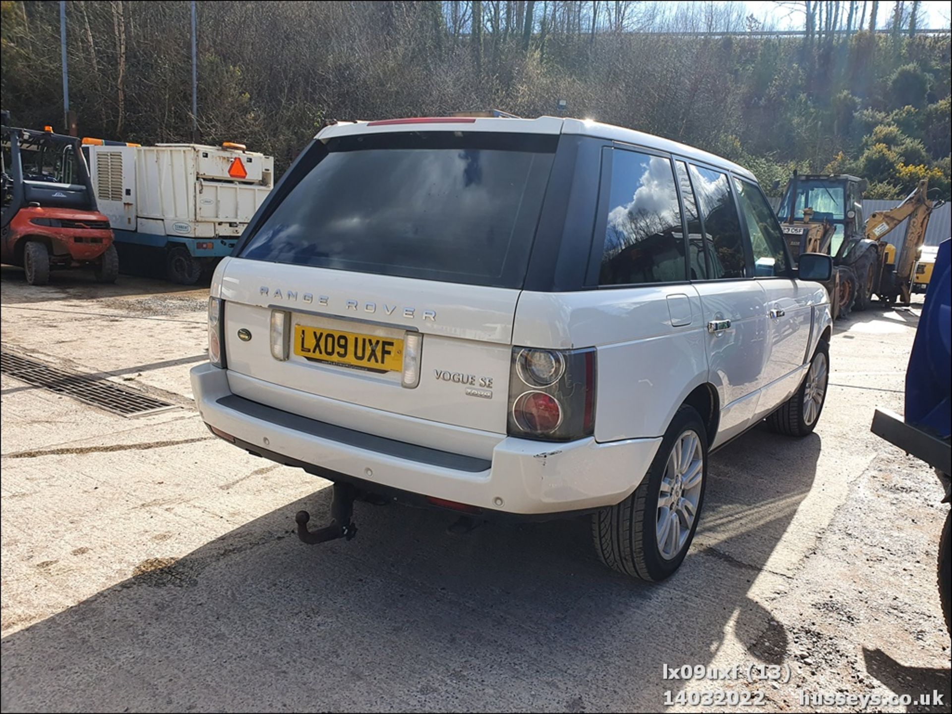 09/09 LAND ROVER RANGE ROVER VOGUE SE A - 3628cc 5dr 4x4 (White) - Image 14 of 34