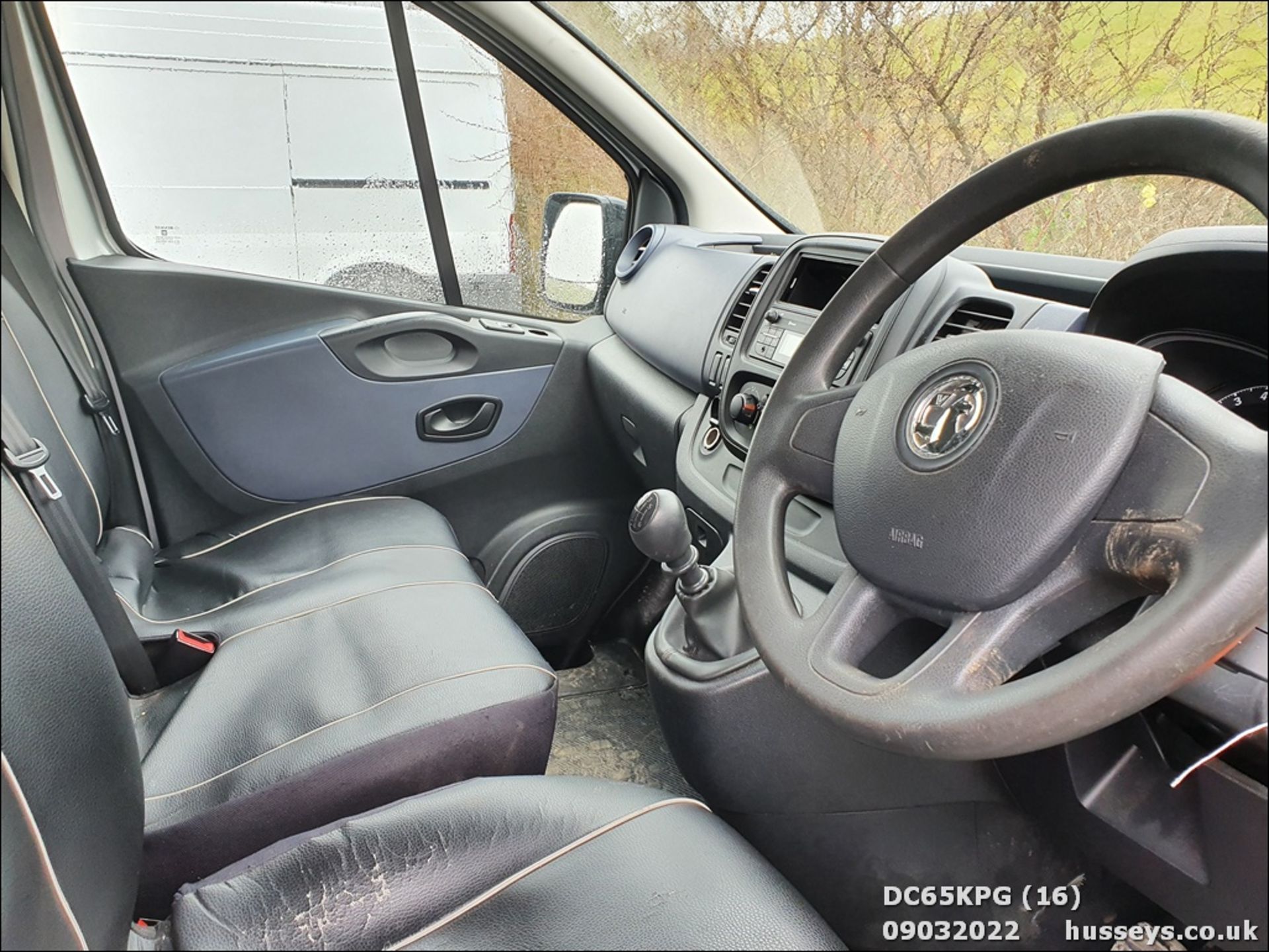 15/65 VAUXHALL VIVARO COMBI CDTI S/S - 1598cc 5dr MPV (Silver) - Image 17 of 26