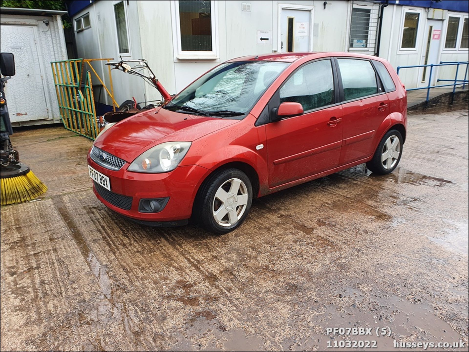 07/07 FORD FIESTA GHIA TDCI - 1399cc 5dr Hatchback (Red, 112k) - Image 5 of 37