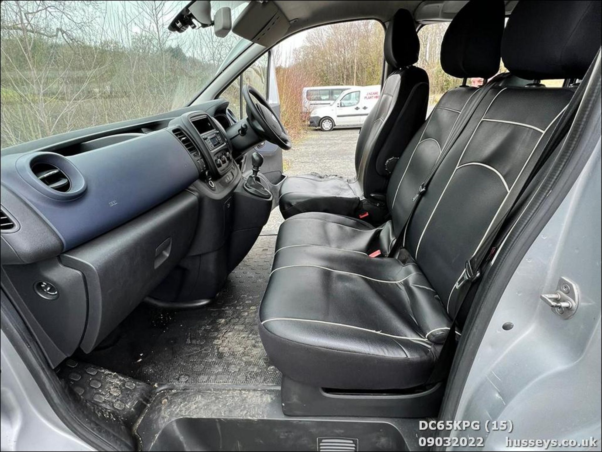 15/65 VAUXHALL VIVARO COMBI CDTI S/S - 1598cc 5dr MPV (Silver) - Image 23 of 26