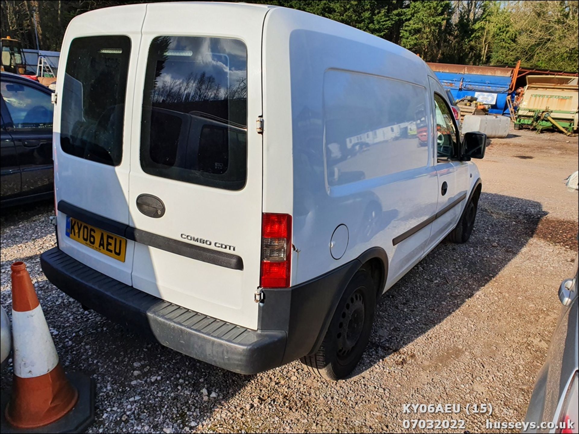 06/06 VAUXHALL COMBO 1700 CDTI 16V - 1686cc Van (White, 128k) - Image 15 of 23