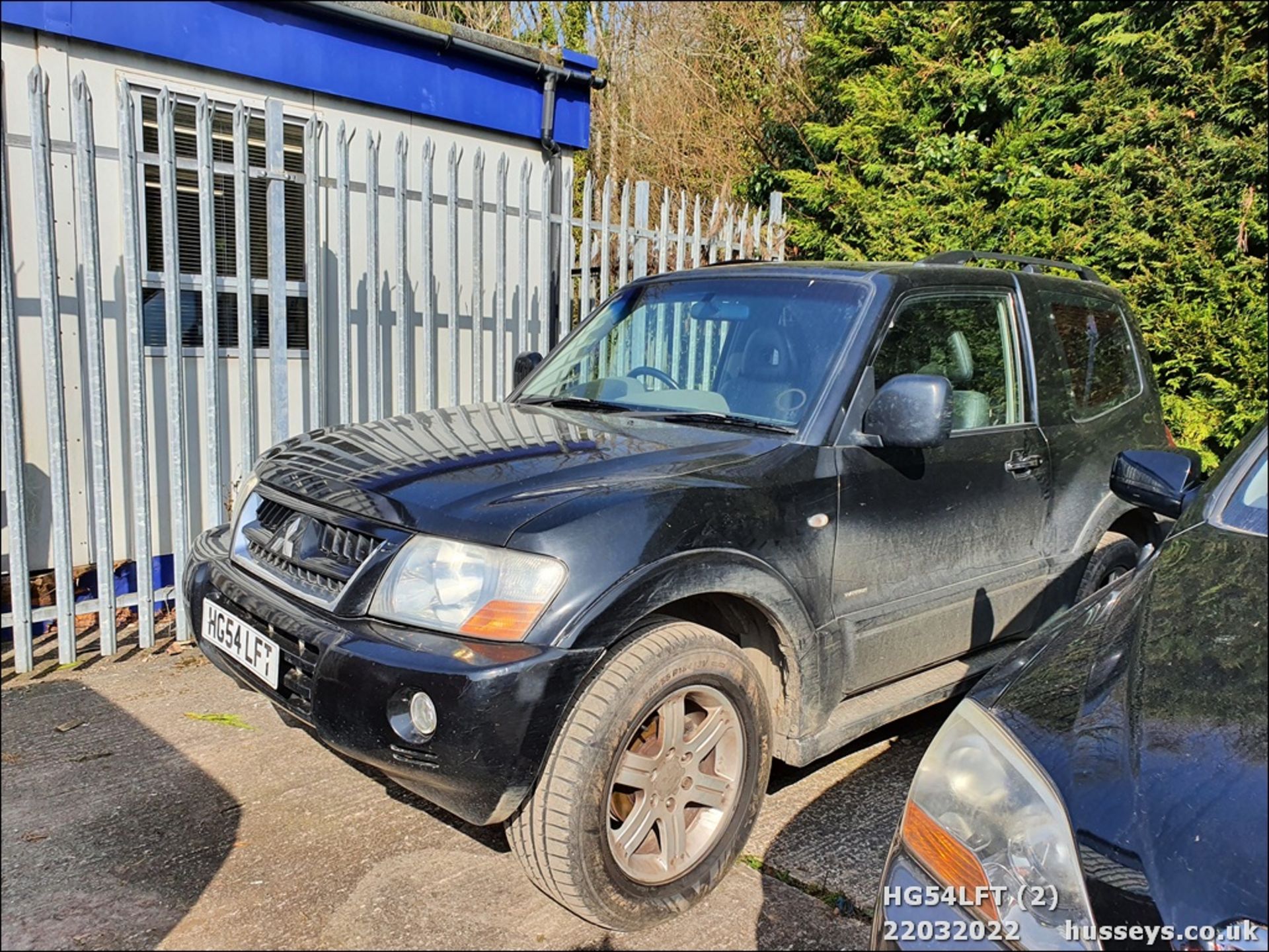 04/54 MITSUBISHI SHOGUN DI-D EQIP 4WRK SWB - 3200cc 4x4 (Black) - Image 3 of 32