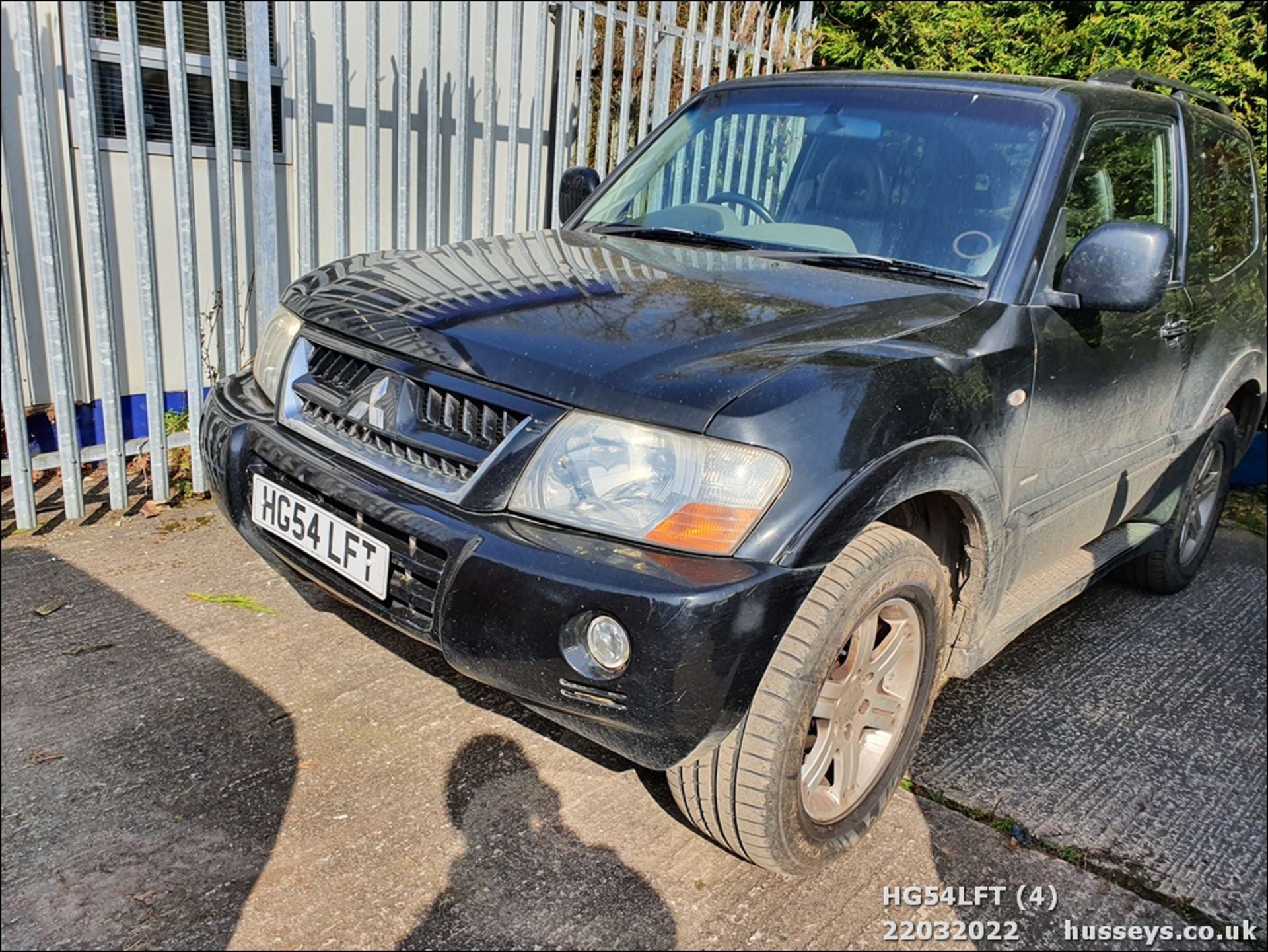 04/54 MITSUBISHI SHOGUN DI-D EQIP 4WRK SWB - 3200cc 4x4 (Black) - Image 5 of 32