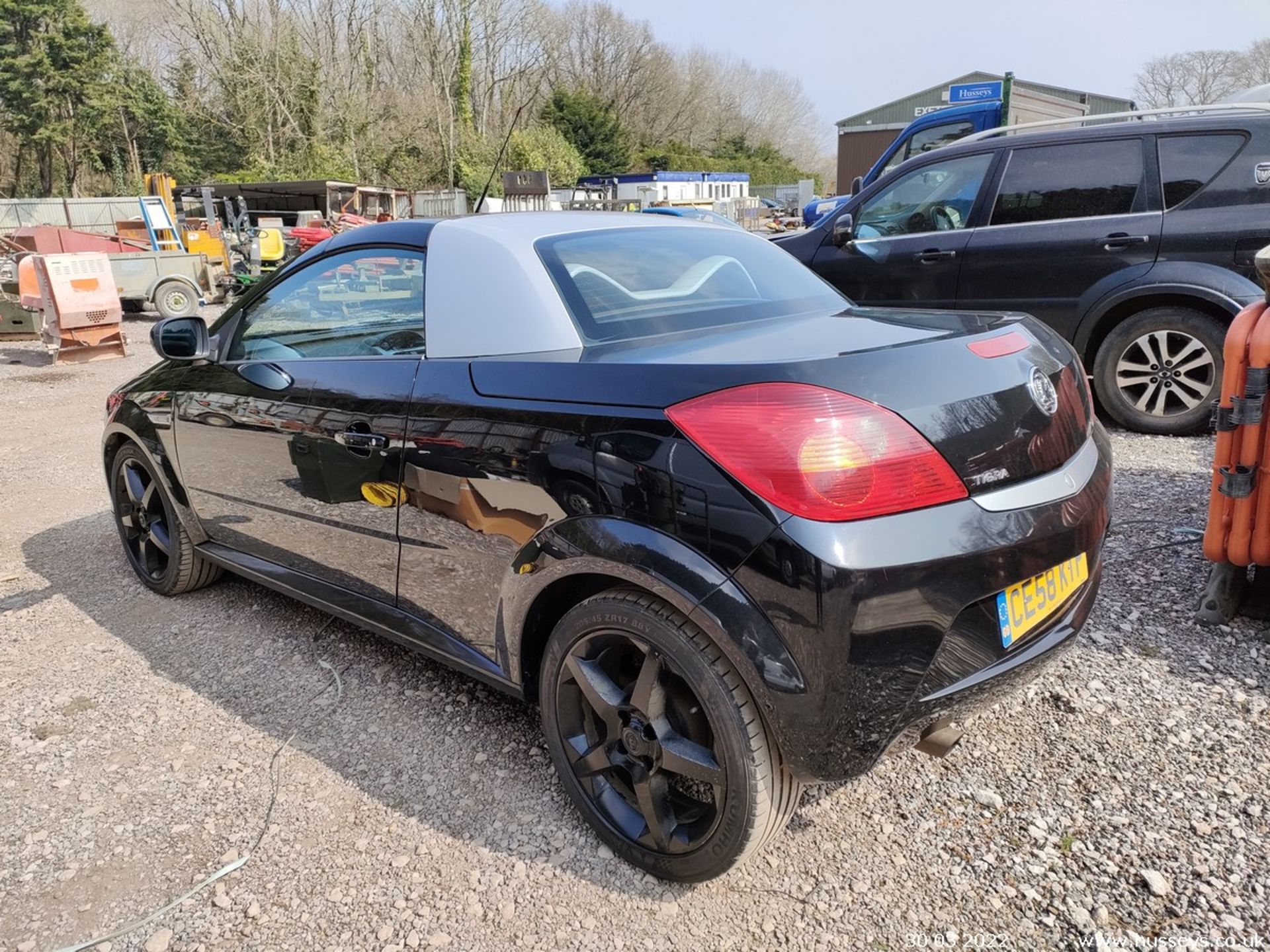 08/58 VAUXHALL TIGRA EXCLUSIV - 1364cc 2dr Convertible (Black, 71k) - Image 7 of 17