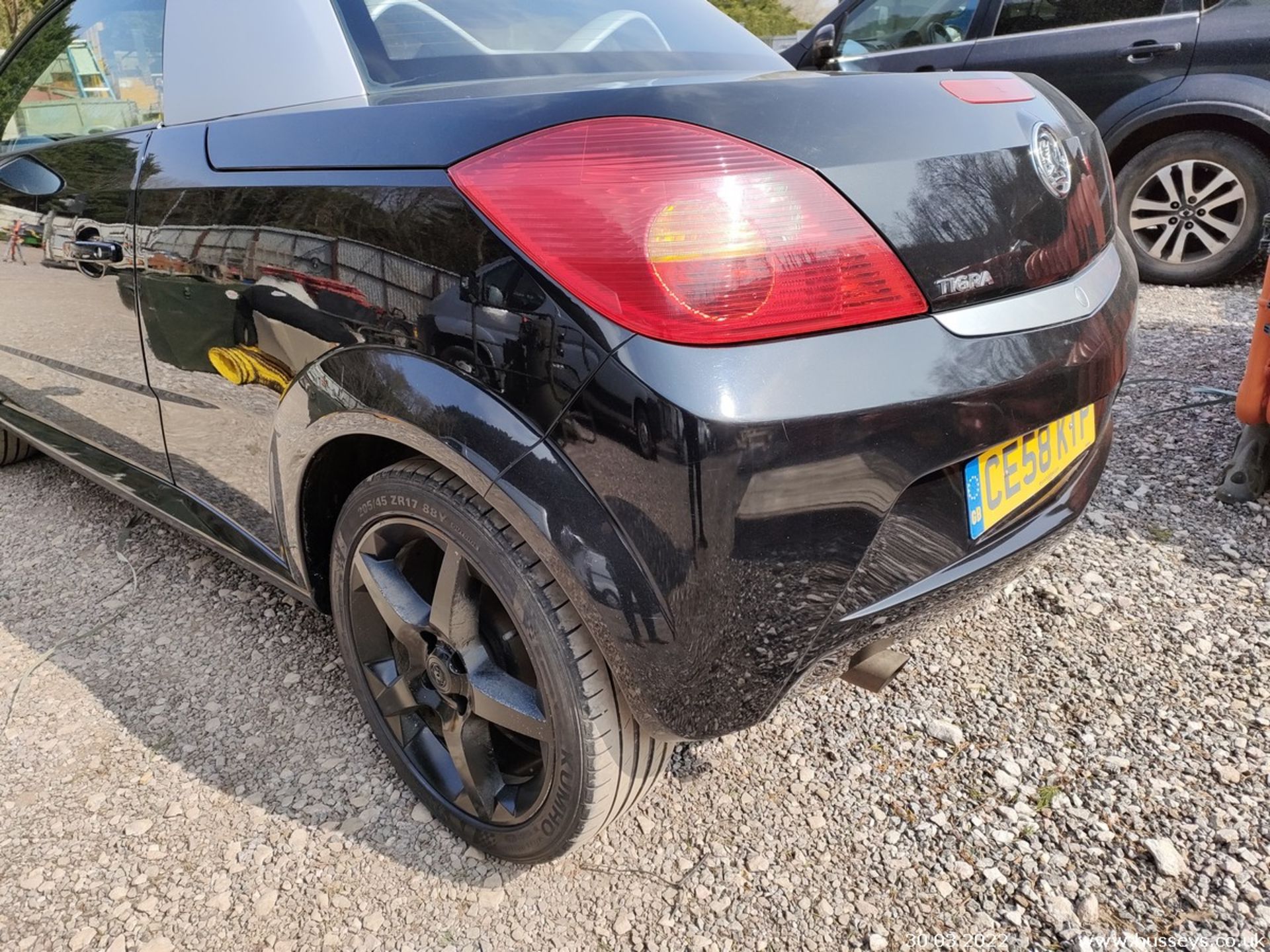 08/58 VAUXHALL TIGRA EXCLUSIV - 1364cc 2dr Convertible (Black, 71k) - Image 8 of 17