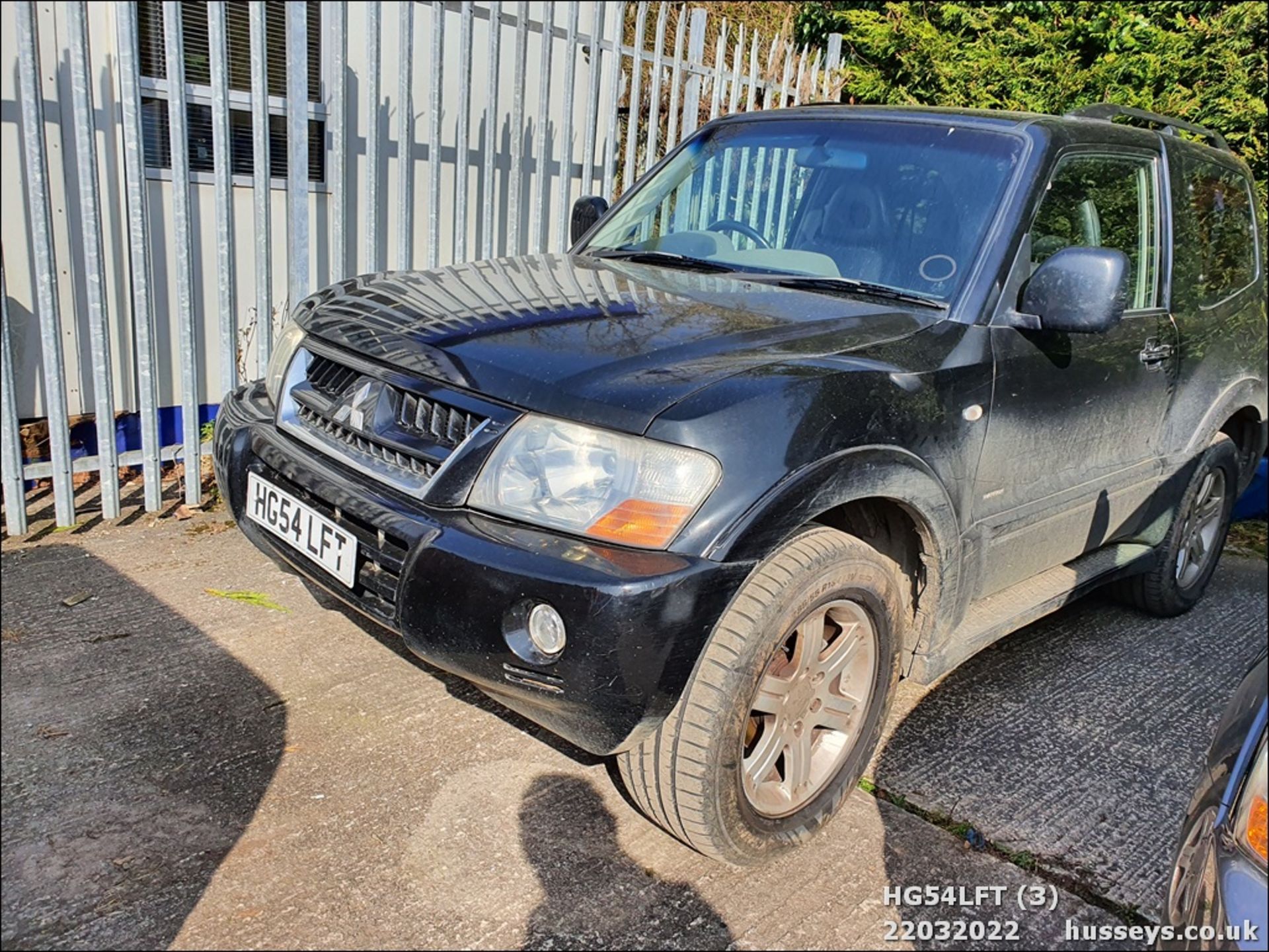 04/54 MITSUBISHI SHOGUN DI-D EQIP 4WRK SWB - 3200cc 4x4 (Black) - Image 4 of 32