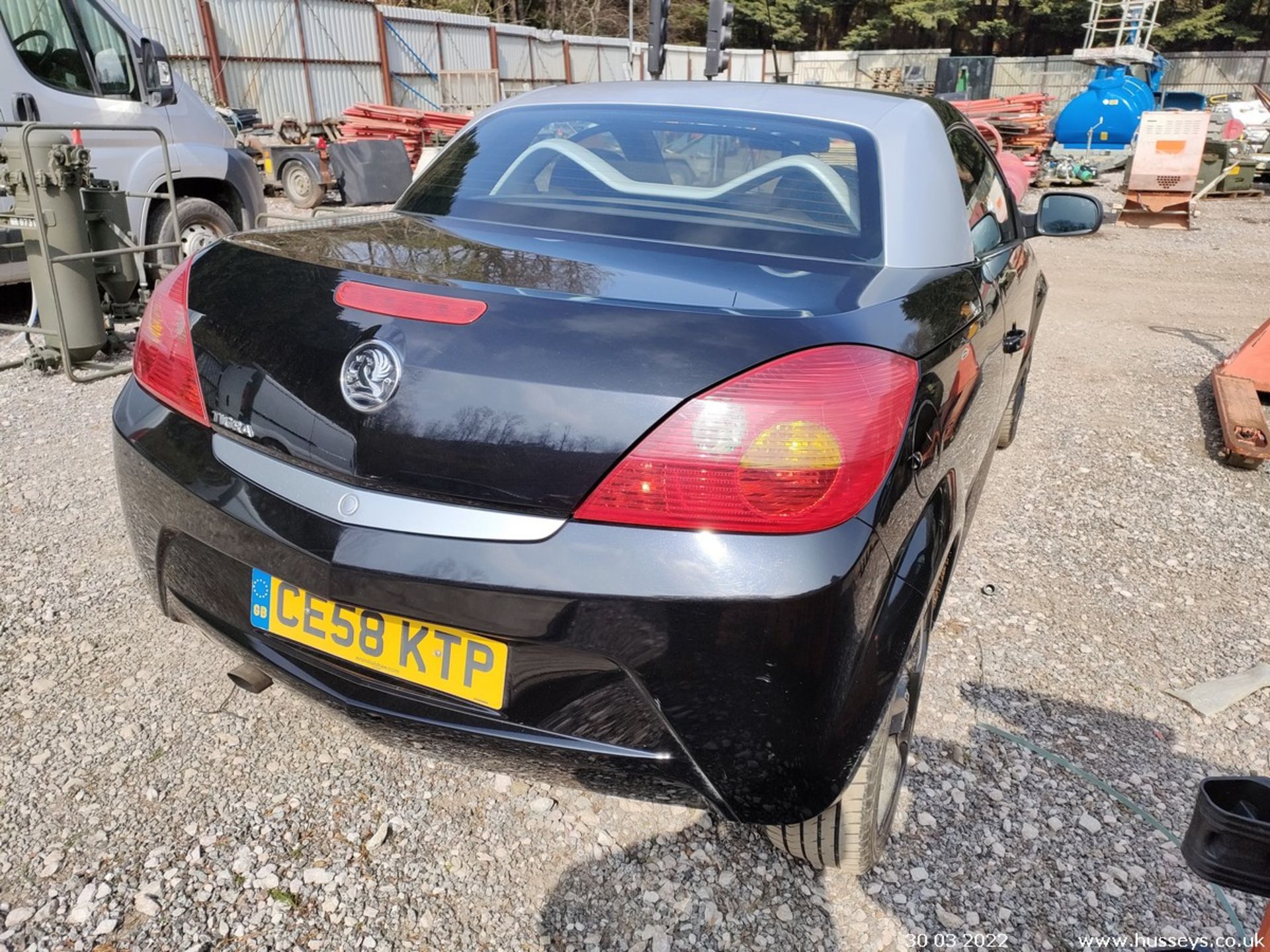 08/58 VAUXHALL TIGRA EXCLUSIV - 1364cc 2dr Convertible (Black, 71k) - Image 10 of 17