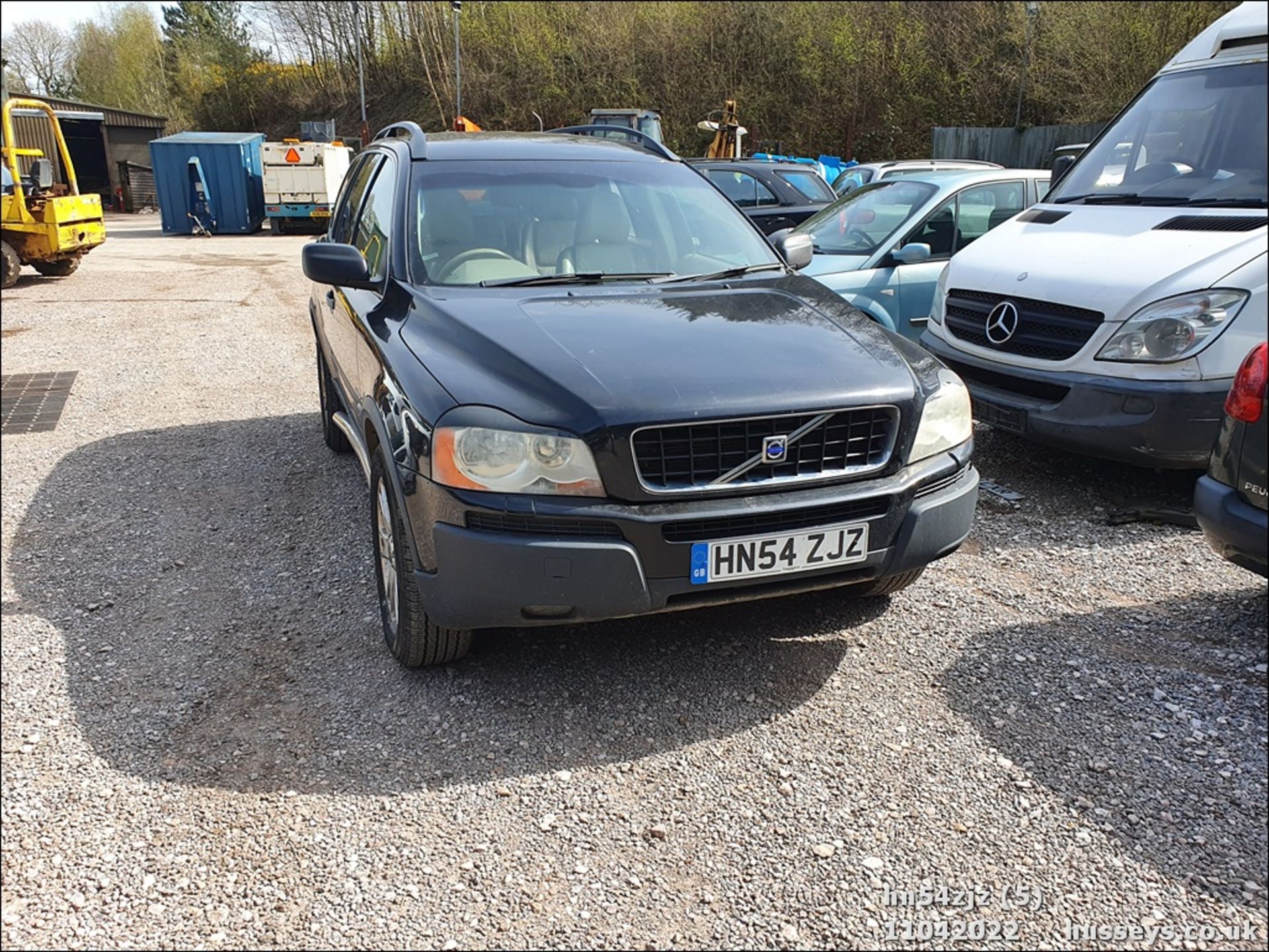 04/54 VOLVO XC 90 D5 SE AWD SEMI-AUTO - 2401cc 5dr Estate (Black, 195k) - Image 5 of 34