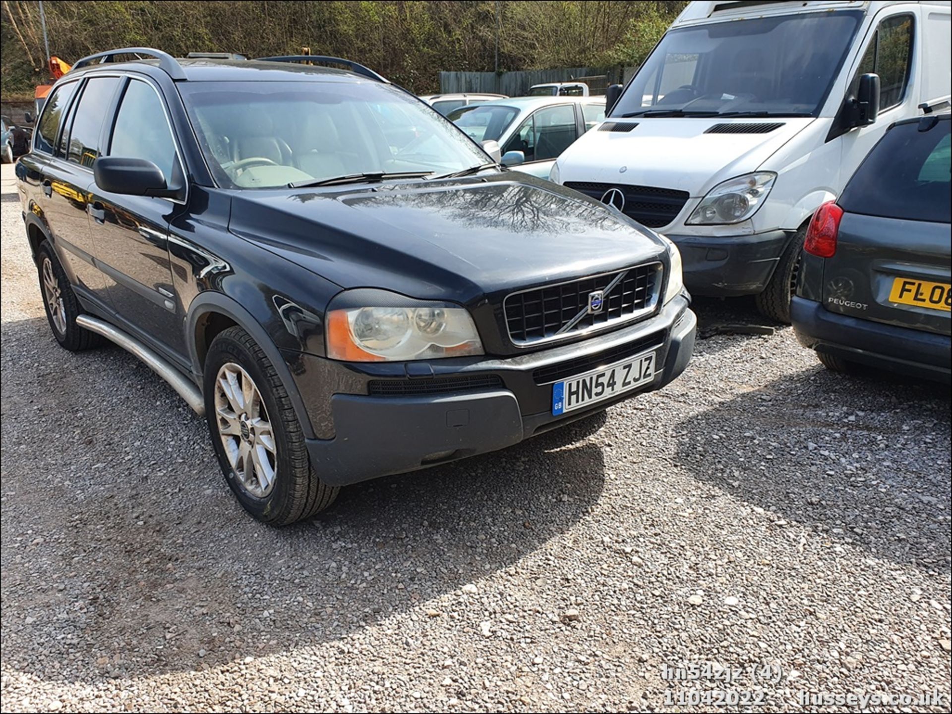 04/54 VOLVO XC 90 D5 SE AWD SEMI-AUTO - 2401cc 5dr Estate (Black, 195k) - Image 4 of 34