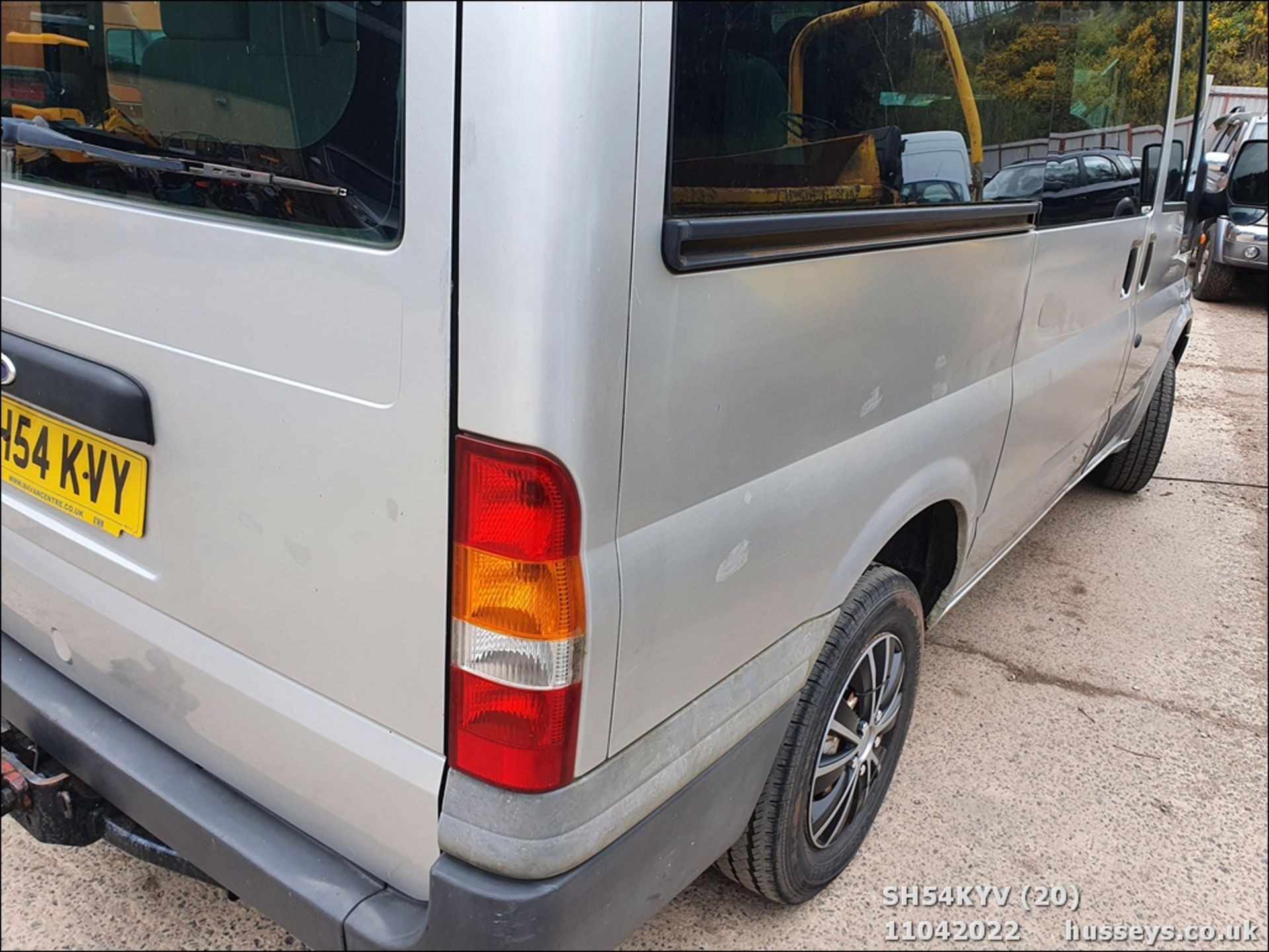 04/54 FORD TOURNEO GLX 280 SWB - 1998cc Minibus (Silver) - Image 21 of 36