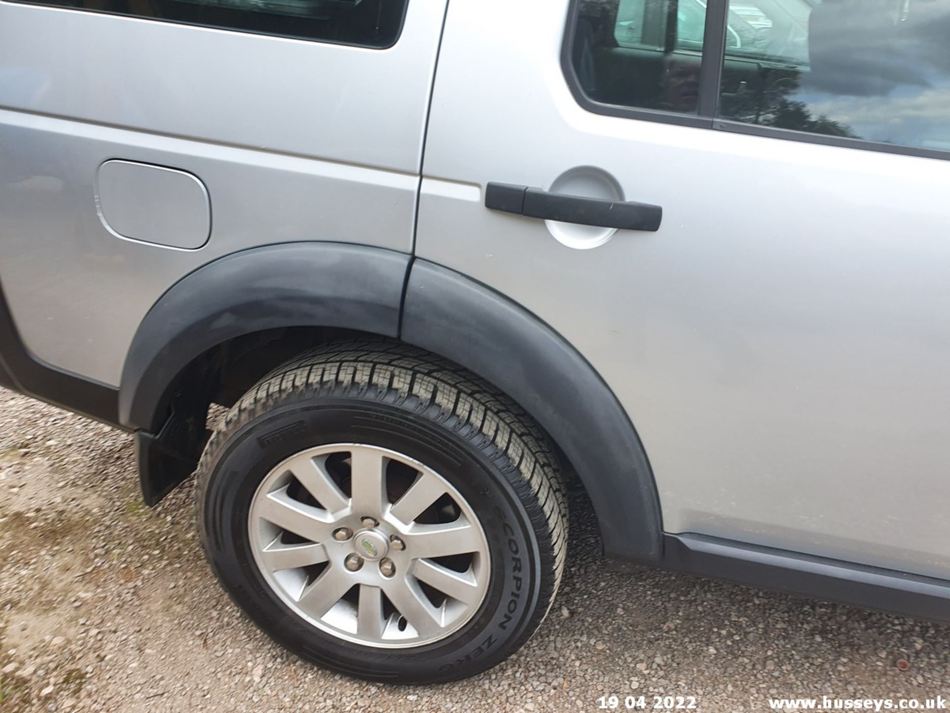 06/06 LAND ROVER DISCOVERY 3 TDV6 SE AUTO - 2720cc 5dr Estate (Silver, 180k) - Image 10 of 37