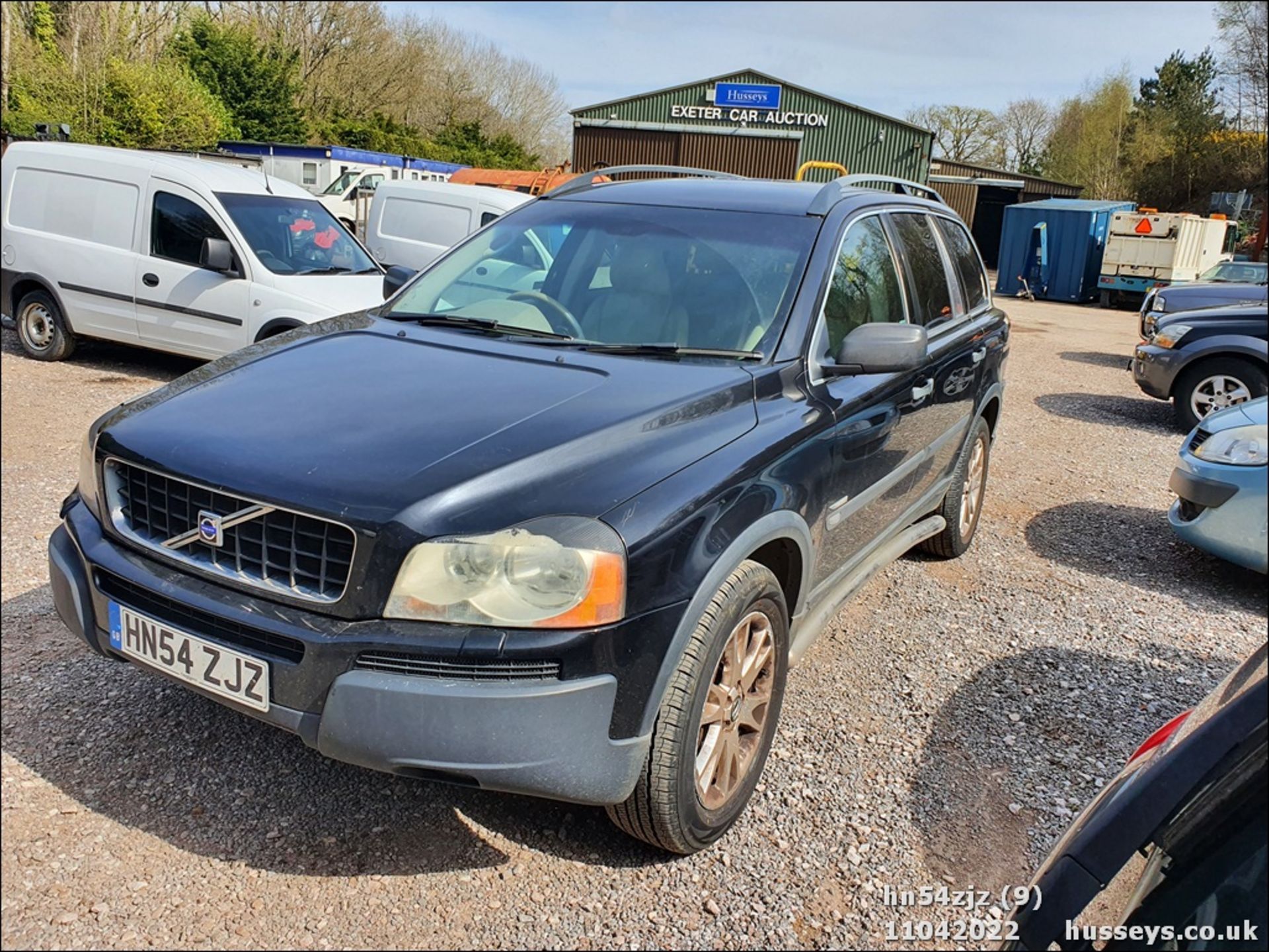 04/54 VOLVO XC 90 D5 SE AWD SEMI-AUTO - 2401cc 5dr Estate (Black, 195k) - Image 9 of 34