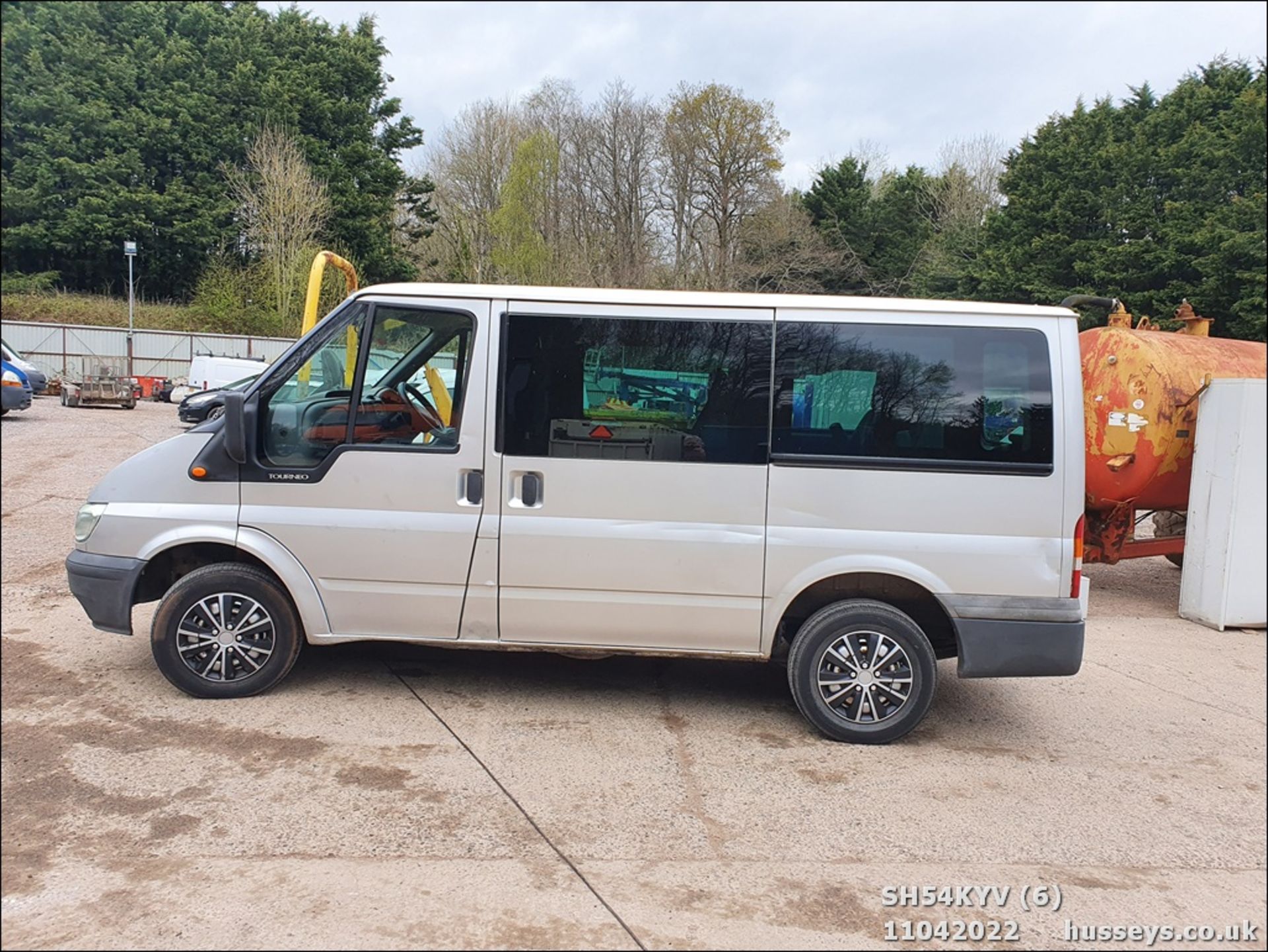 04/54 FORD TOURNEO GLX 280 SWB - 1998cc Minibus (Silver) - Image 7 of 36