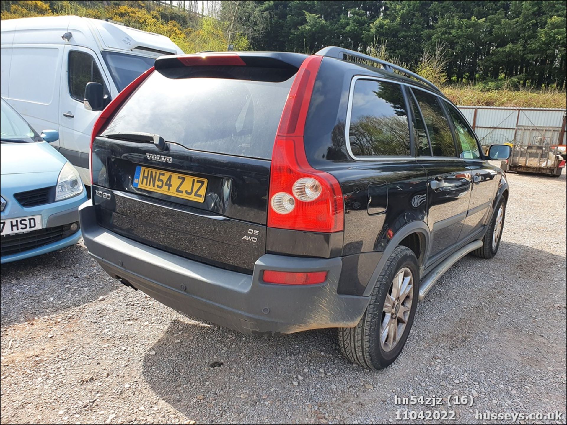 04/54 VOLVO XC 90 D5 SE AWD SEMI-AUTO - 2401cc 5dr Estate (Black, 195k) - Image 16 of 34