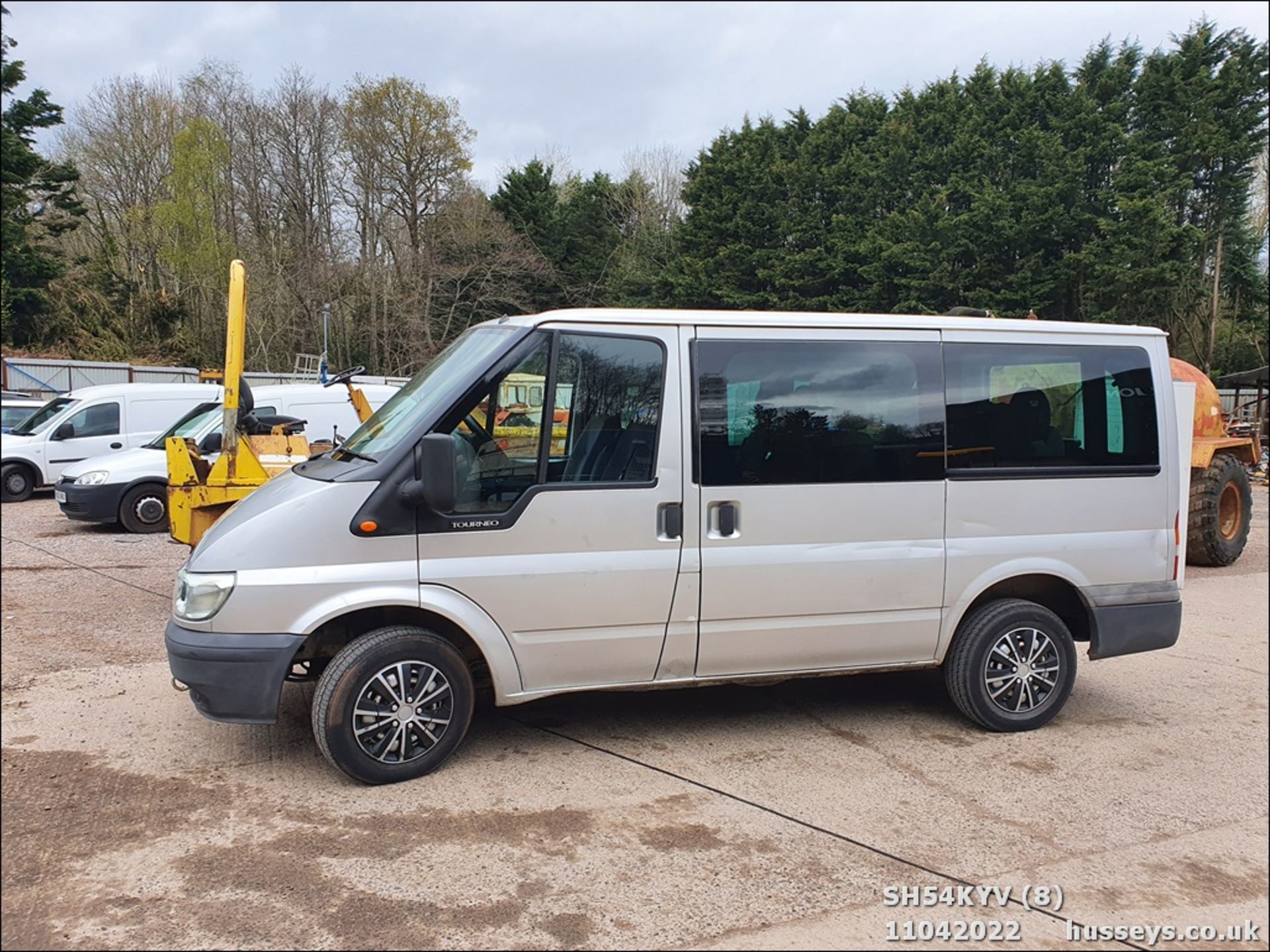 04/54 FORD TOURNEO GLX 280 SWB - 1998cc Minibus (Silver) - Image 9 of 36