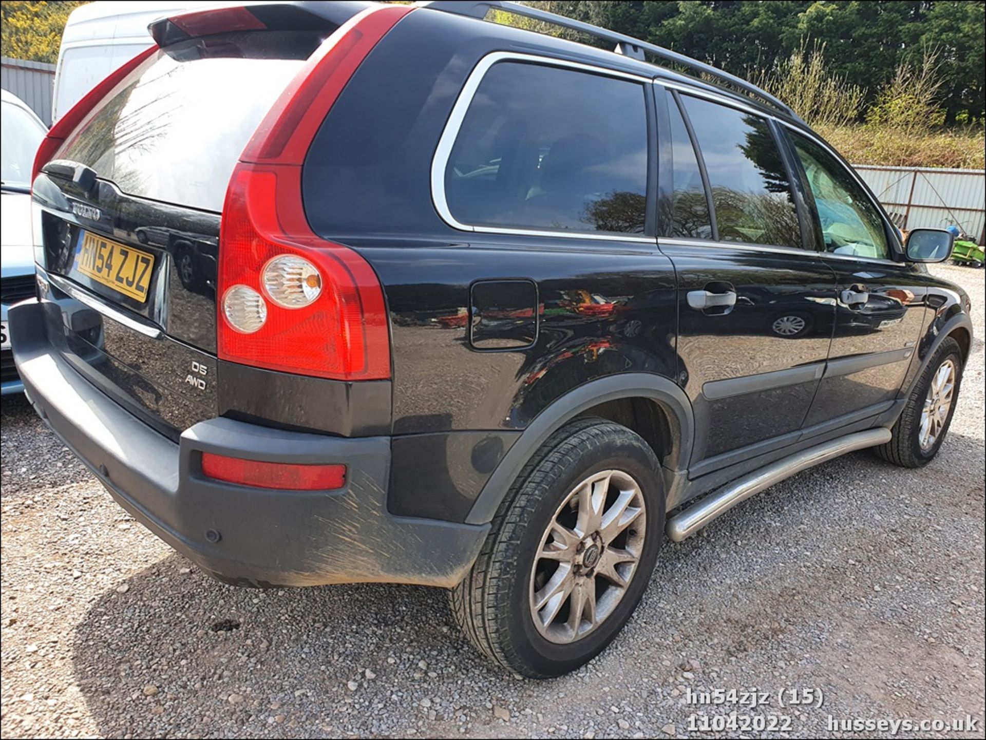 04/54 VOLVO XC 90 D5 SE AWD SEMI-AUTO - 2401cc 5dr Estate (Black, 195k) - Image 15 of 34