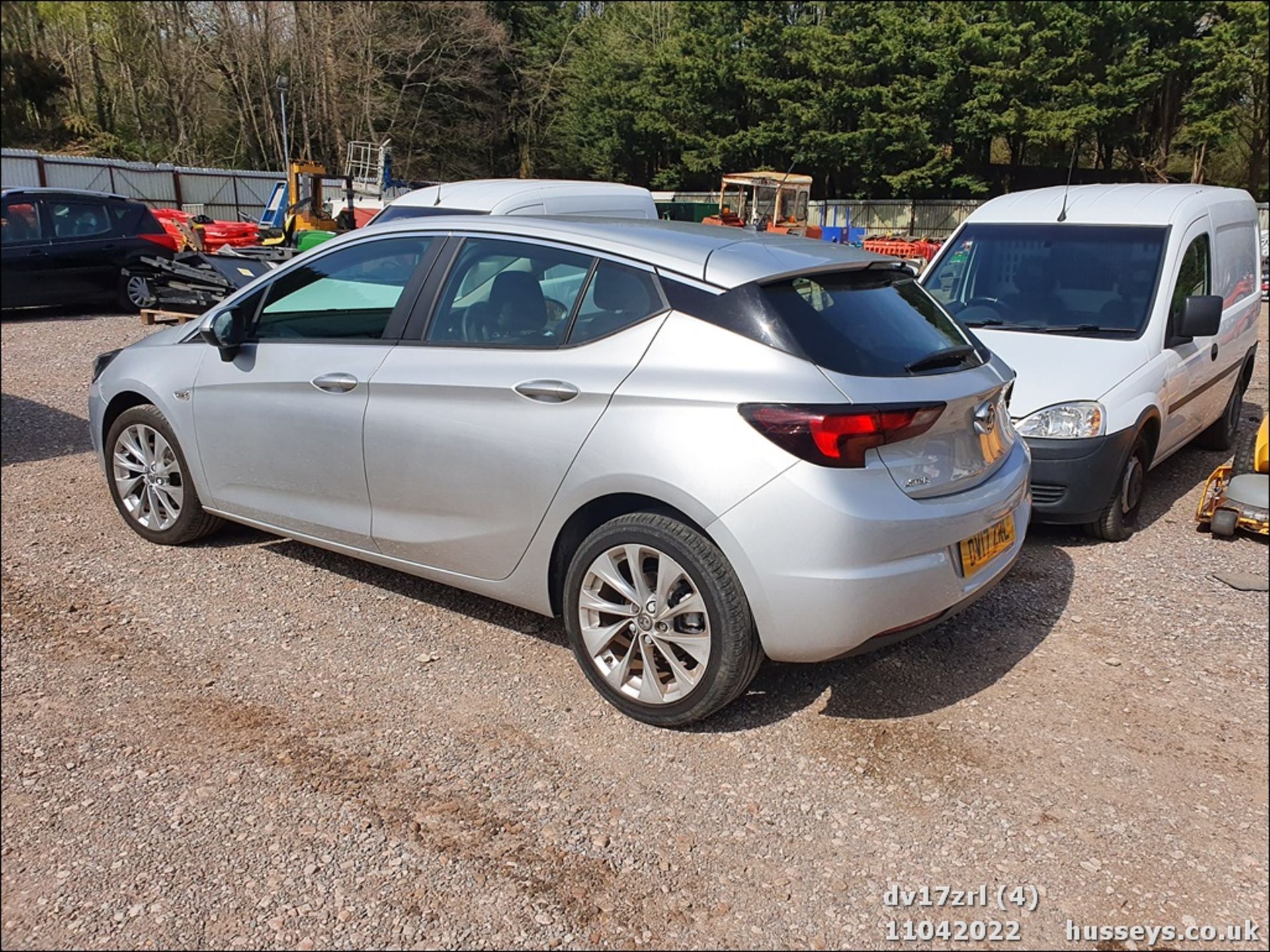 17/17 VAUXHALL ASTRA DESIGN - 1399cc 5dr Hatchback (Silver, 33k) - Image 5 of 35