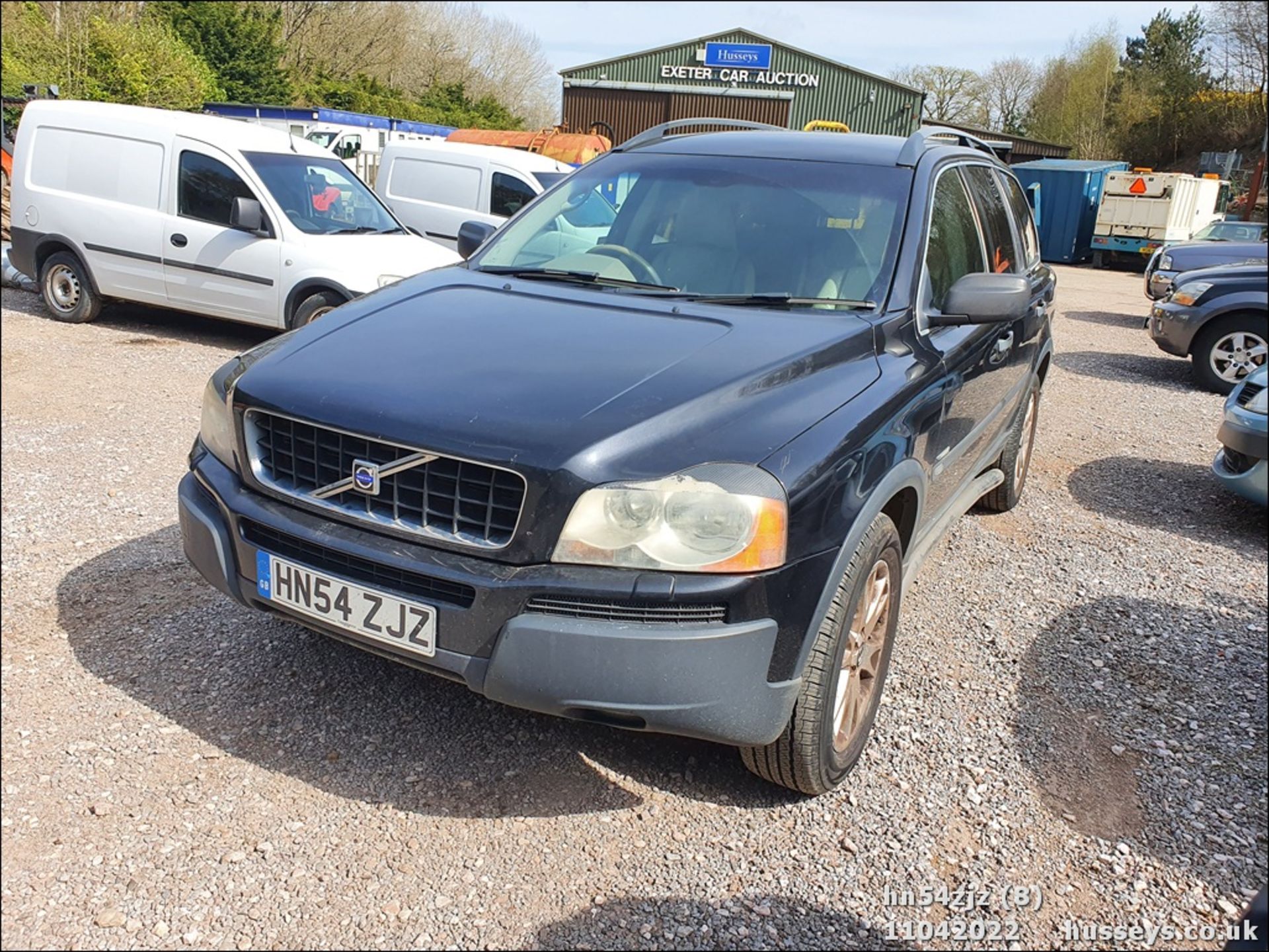 04/54 VOLVO XC 90 D5 SE AWD SEMI-AUTO - 2401cc 5dr Estate (Black, 195k) - Image 8 of 34