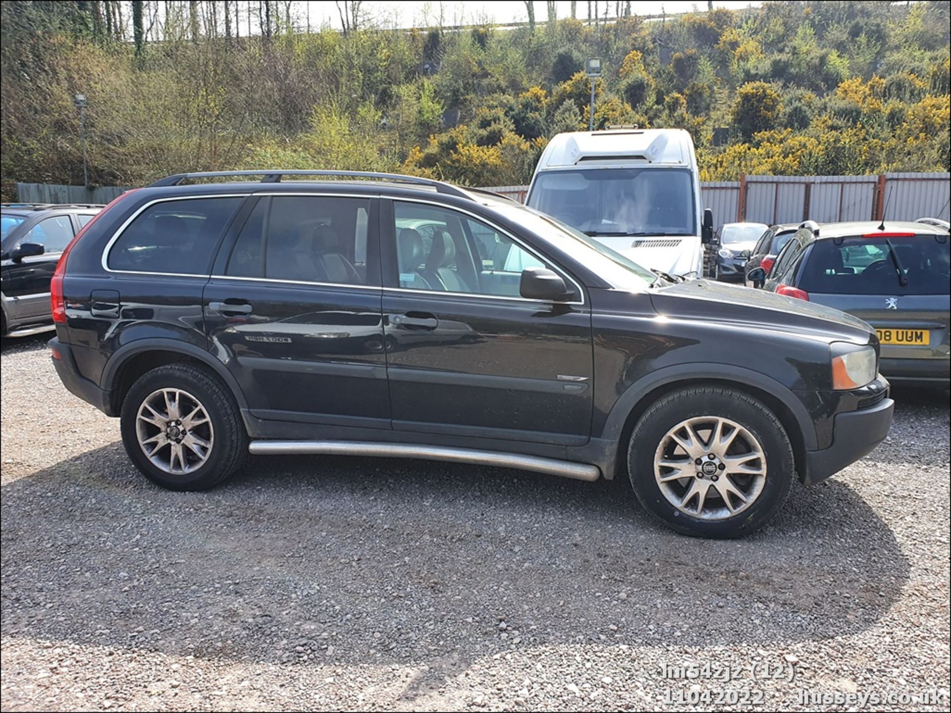 04/54 VOLVO XC 90 D5 SE AWD SEMI-AUTO - 2401cc 5dr Estate (Black, 195k) - Image 12 of 34