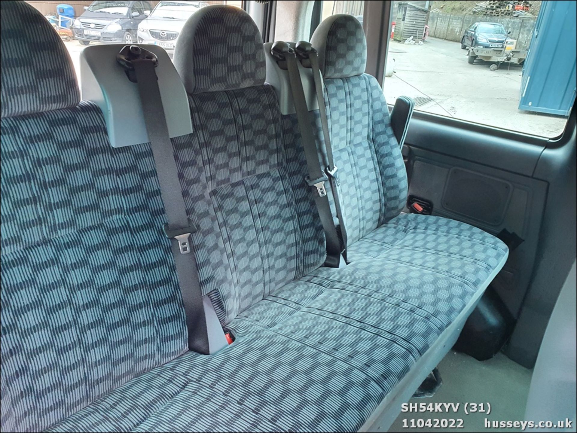 04/54 FORD TOURNEO GLX 280 SWB - 1998cc Minibus (Silver) - Image 32 of 36