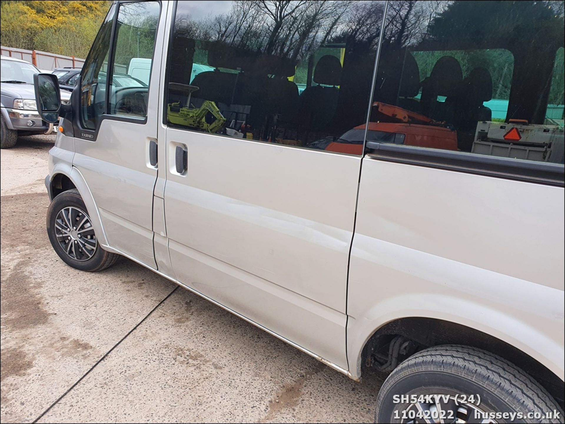 04/54 FORD TOURNEO GLX 280 SWB - 1998cc Minibus (Silver) - Image 25 of 36