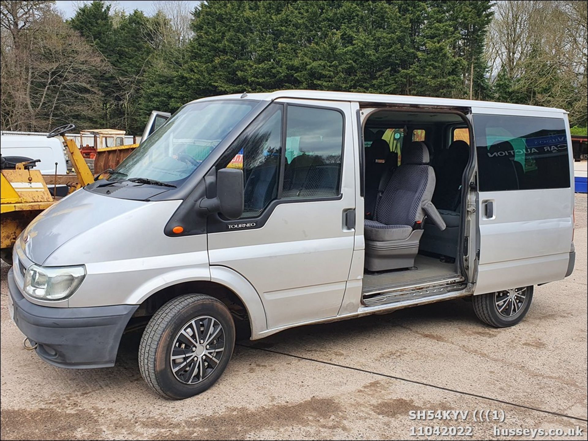 04/54 FORD TOURNEO GLX 280 SWB - 1998cc Minibus (Silver)