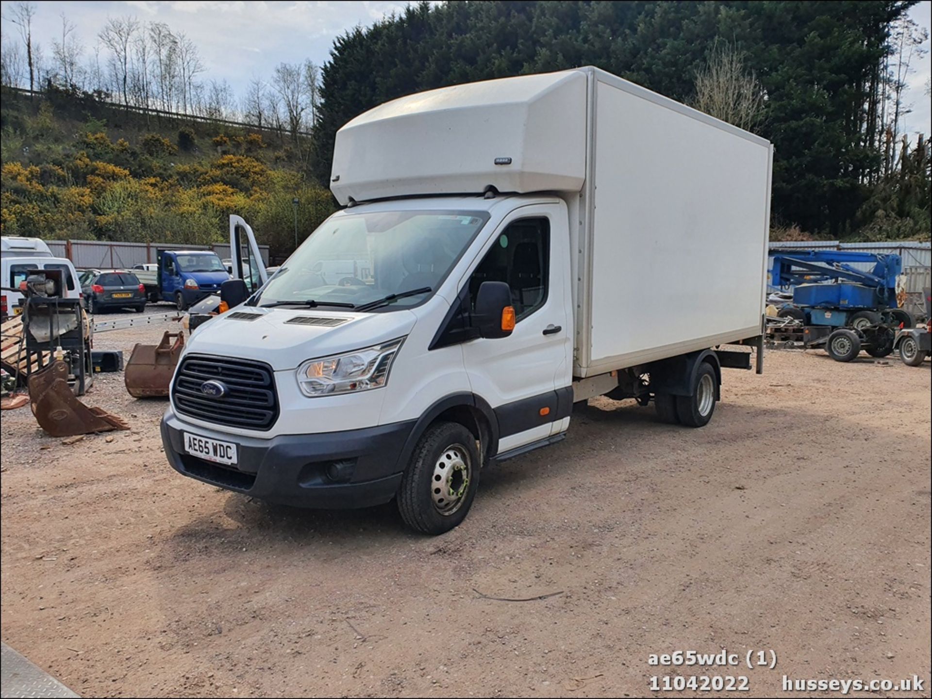 15/65 FORD TRANSIT 350 - 2198cc 2dr Luton (White, 84k) - Image 2 of 23