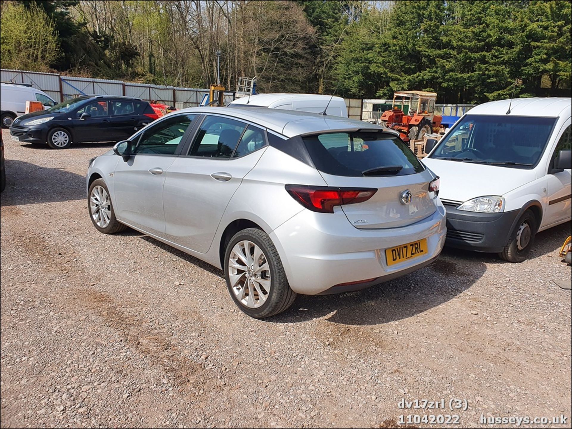 17/17 VAUXHALL ASTRA DESIGN - 1399cc 5dr Hatchback (Silver, 33k) - Image 4 of 35