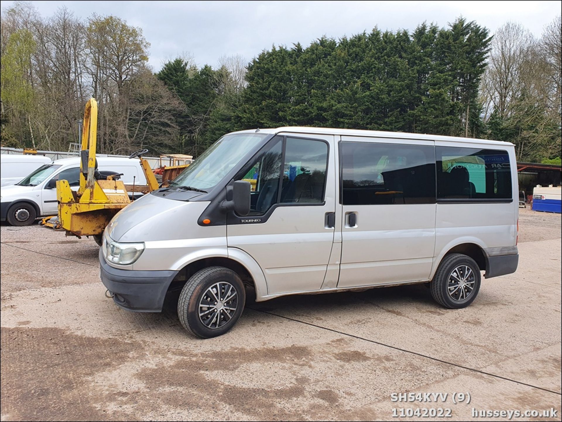 04/54 FORD TOURNEO GLX 280 SWB - 1998cc Minibus (Silver) - Image 10 of 36