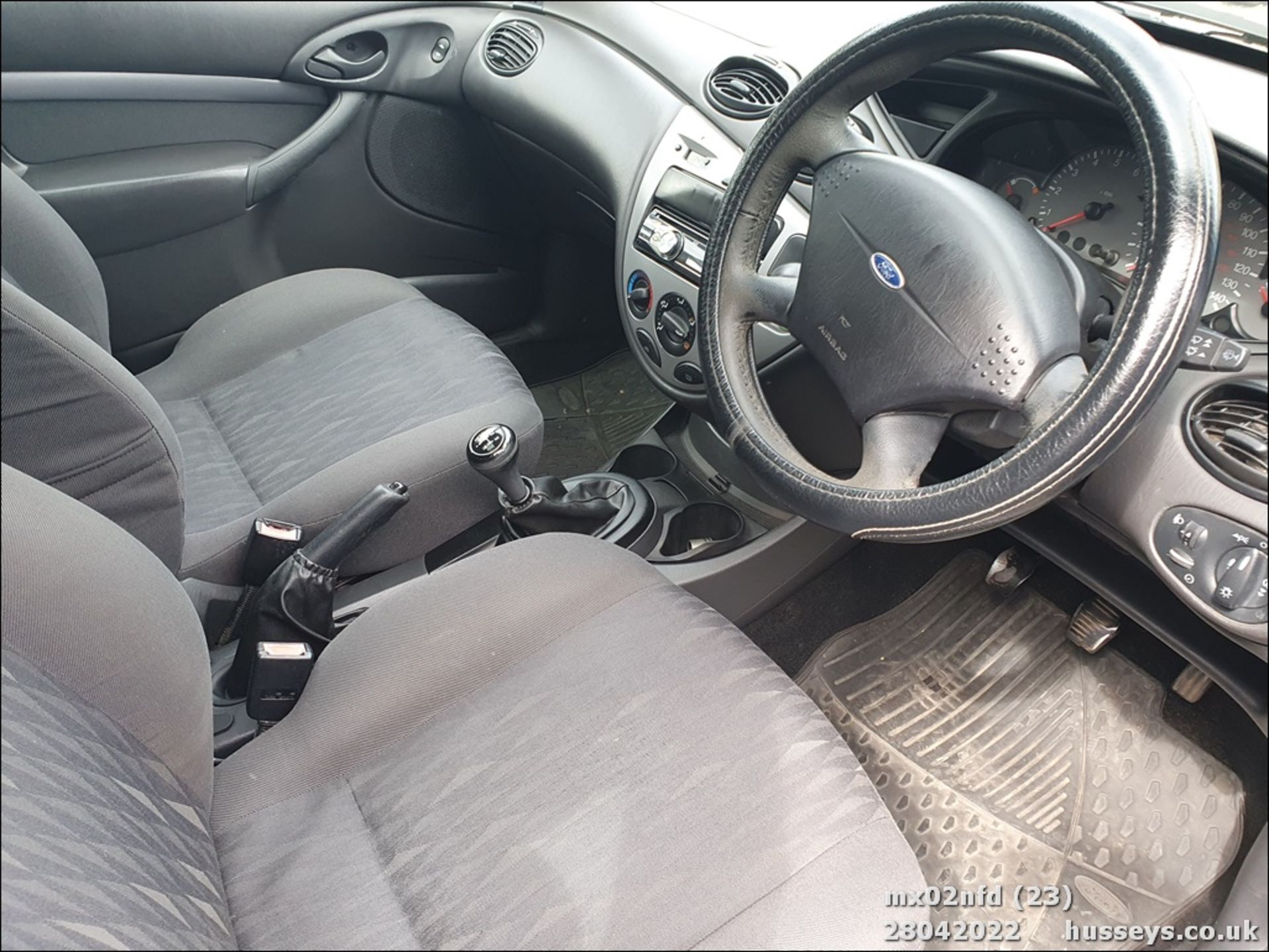 02/02 FORD FOCUS ZETEC - 1596cc 5dr Hatchback (Silver) - Image 22 of 26