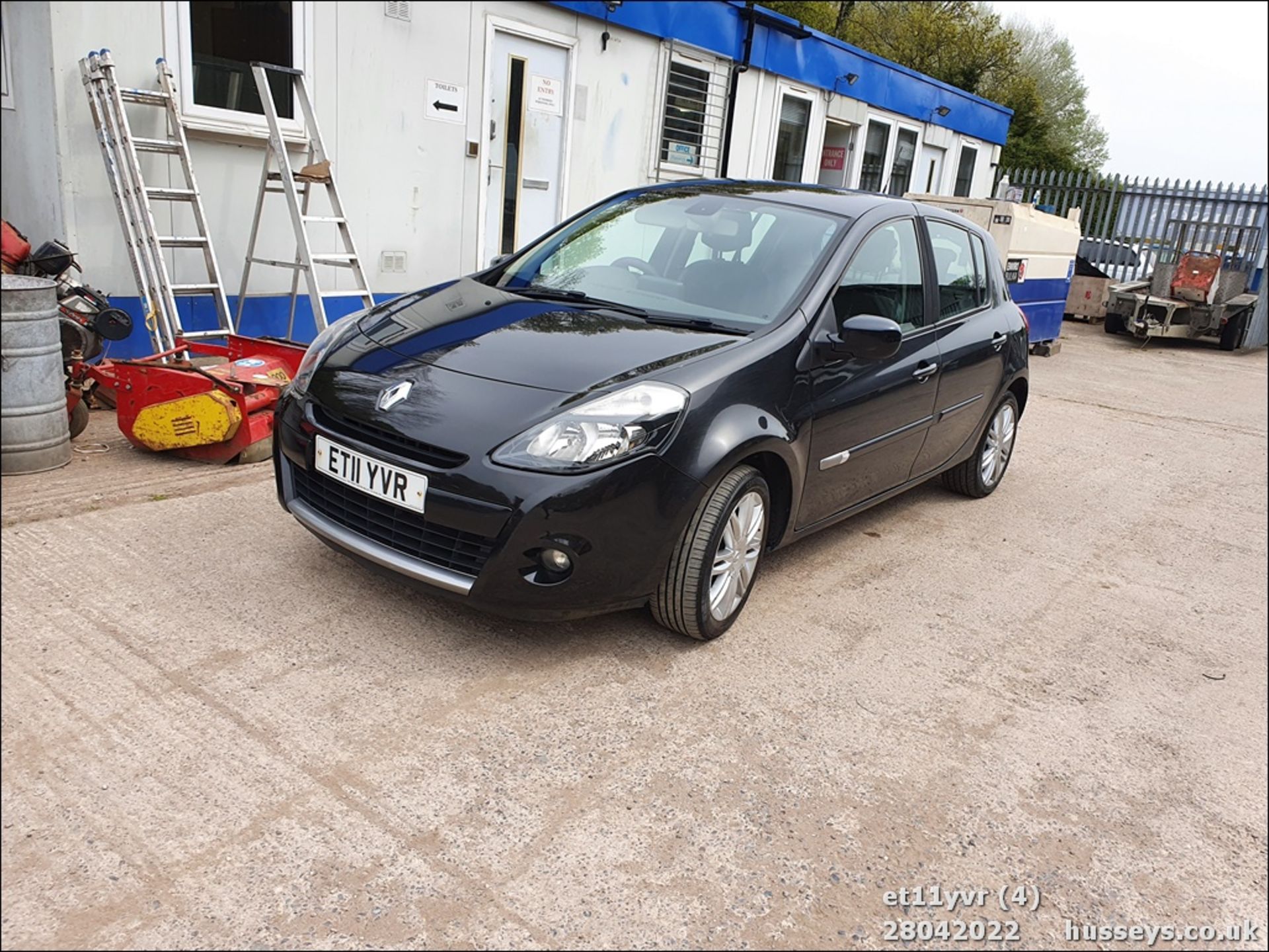 11/11 RENAULT CLIO DYNAMIQUE TOMTOM 16V - 1149cc 5dr Hatchback (Black, 120k) - Image 4 of 27