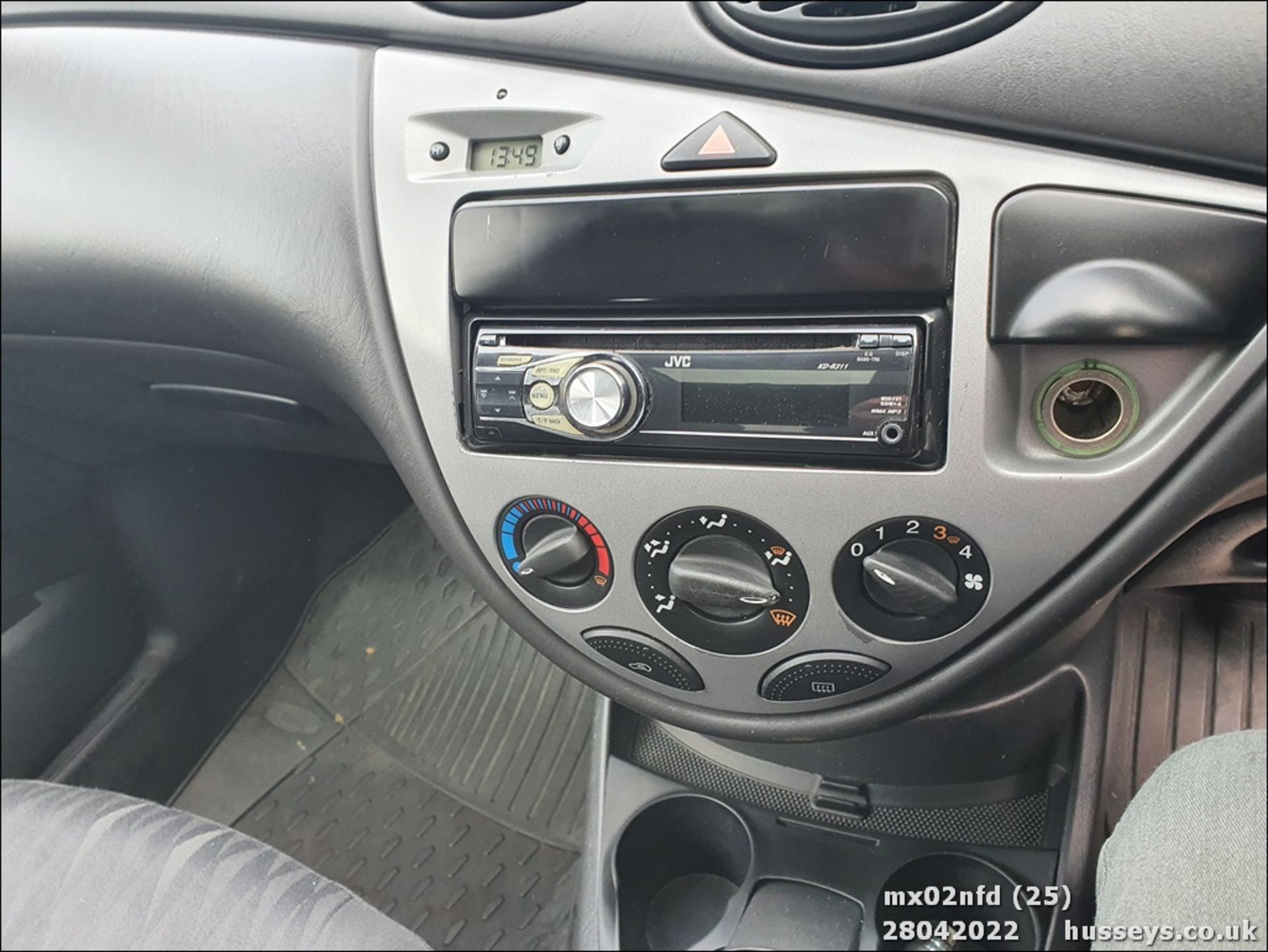 02/02 FORD FOCUS ZETEC - 1596cc 5dr Hatchback (Silver) - Image 24 of 26