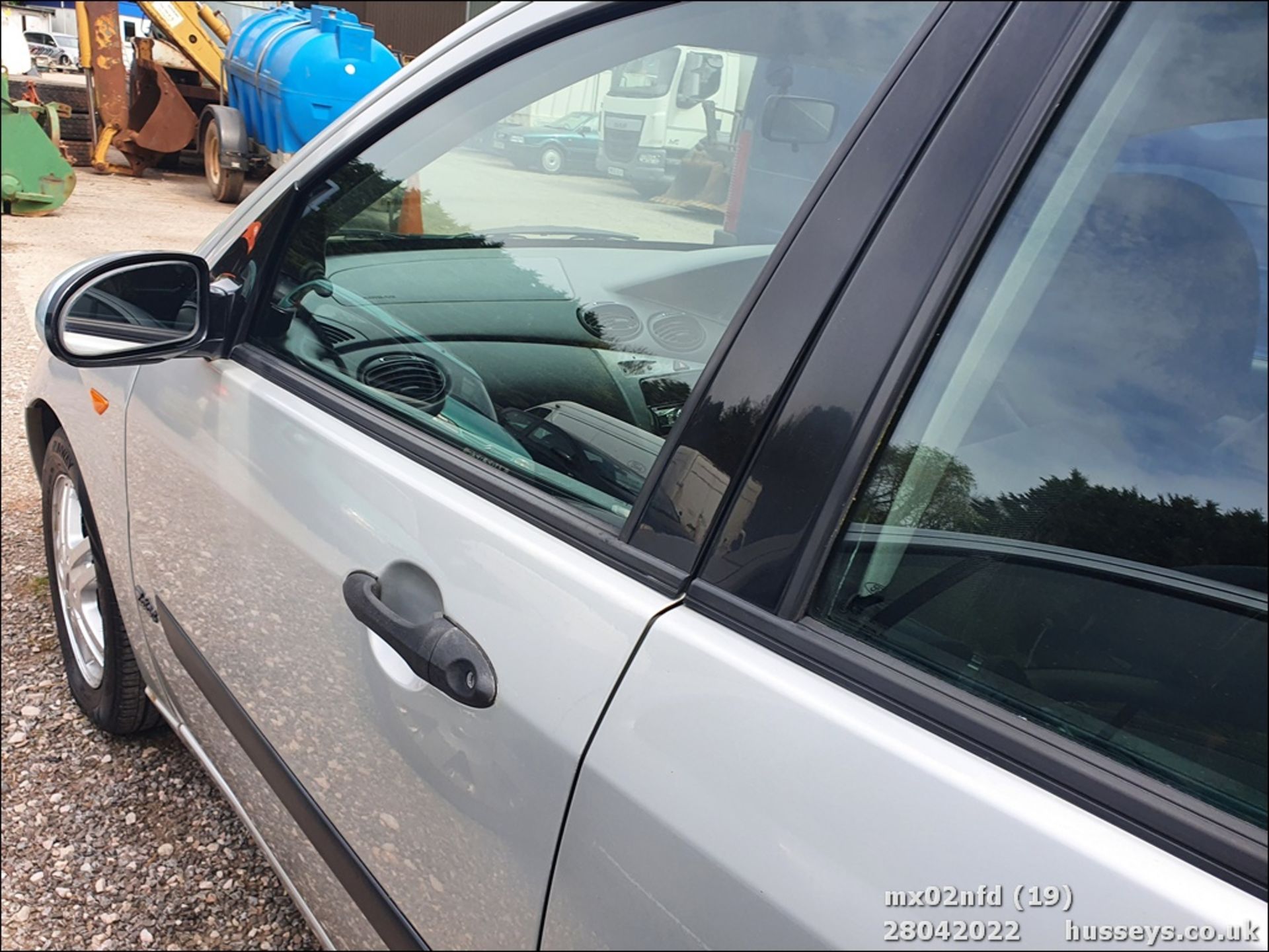 02/02 FORD FOCUS ZETEC - 1596cc 5dr Hatchback (Silver) - Image 18 of 26